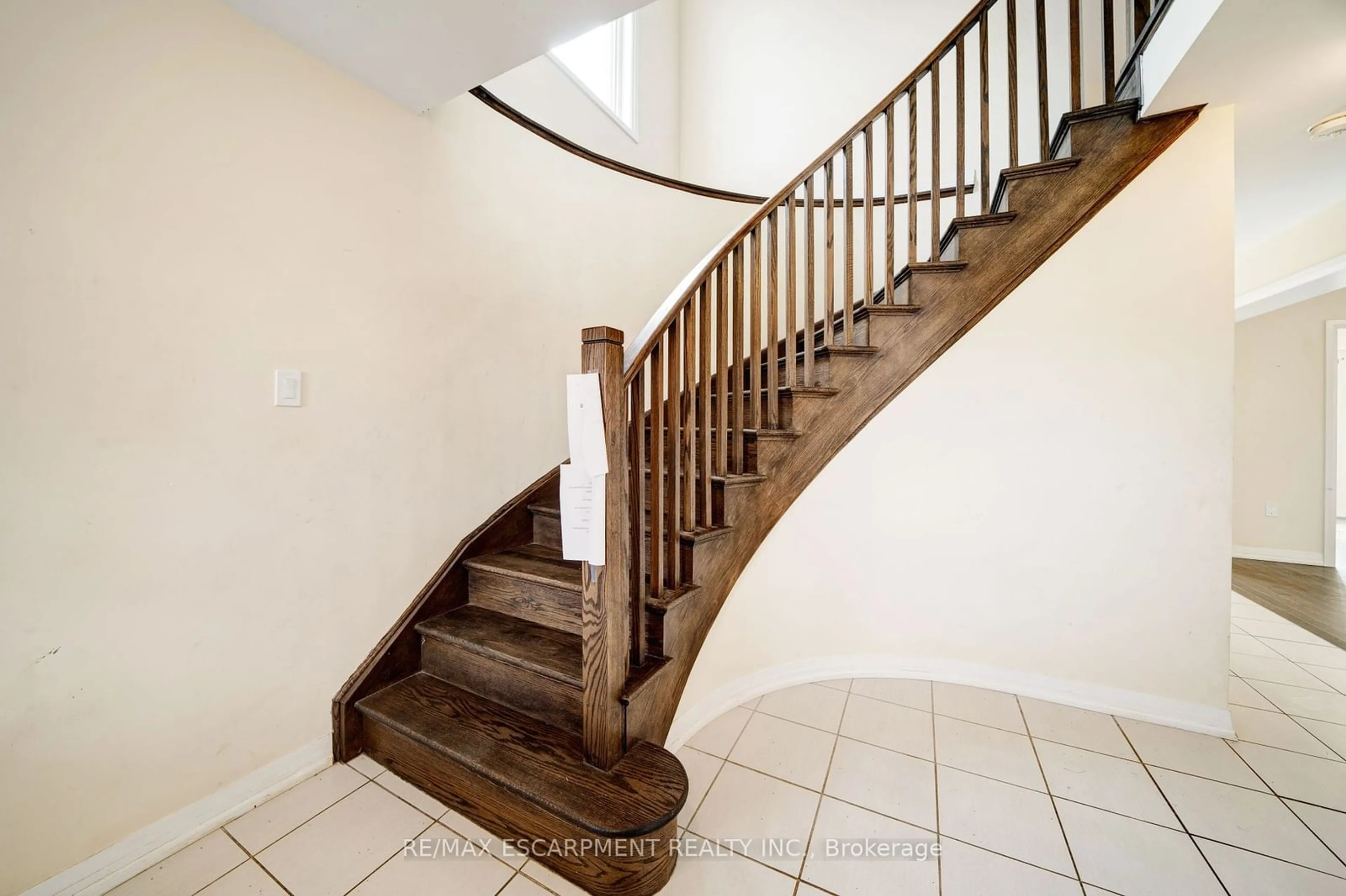 Stairs for 44 Carew Blvd, Kawartha Lakes Ontario K9V 4R1