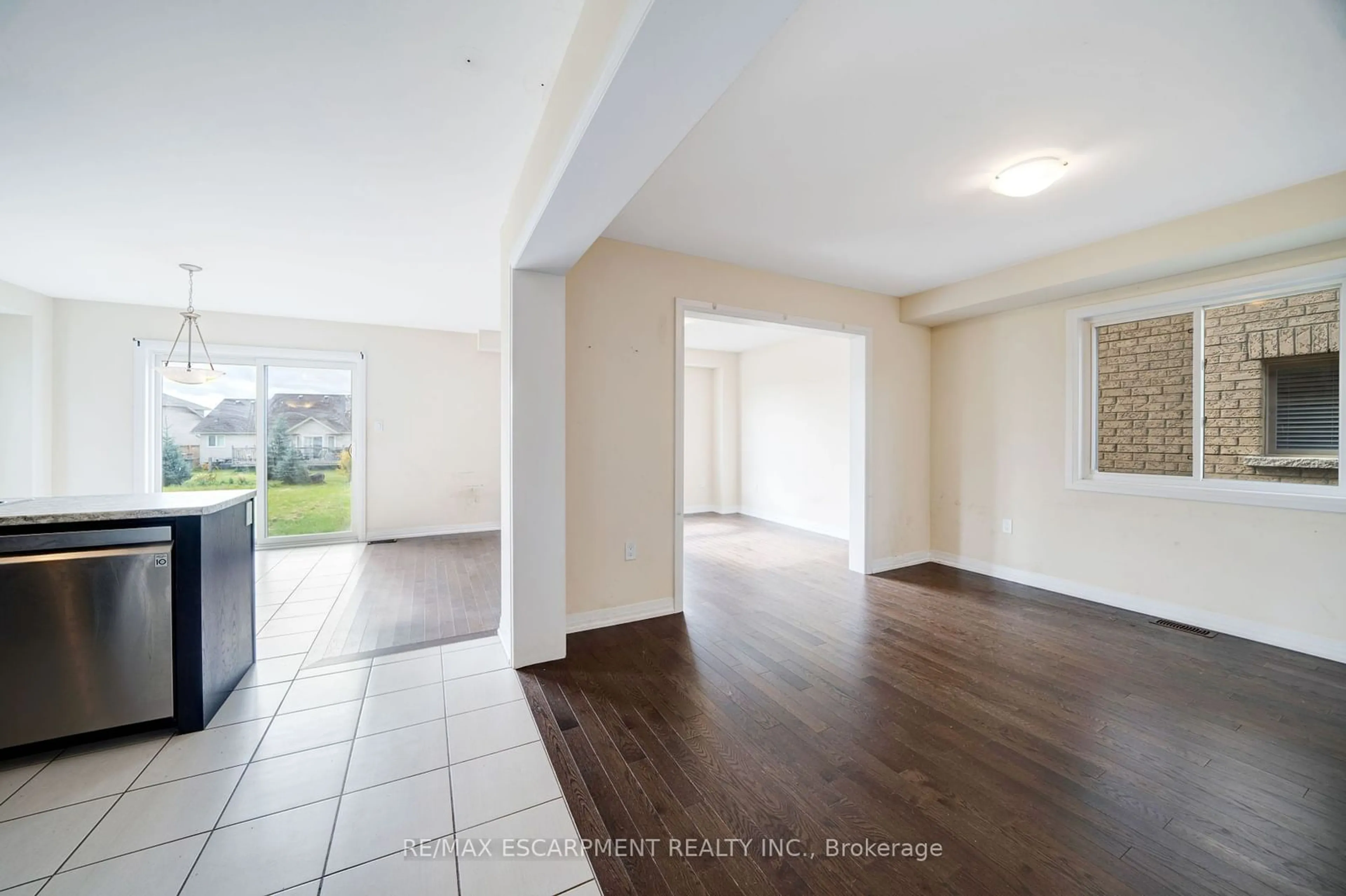 Indoor entryway, wood floors for 44 Carew Blvd, Kawartha Lakes Ontario K9V 4R1