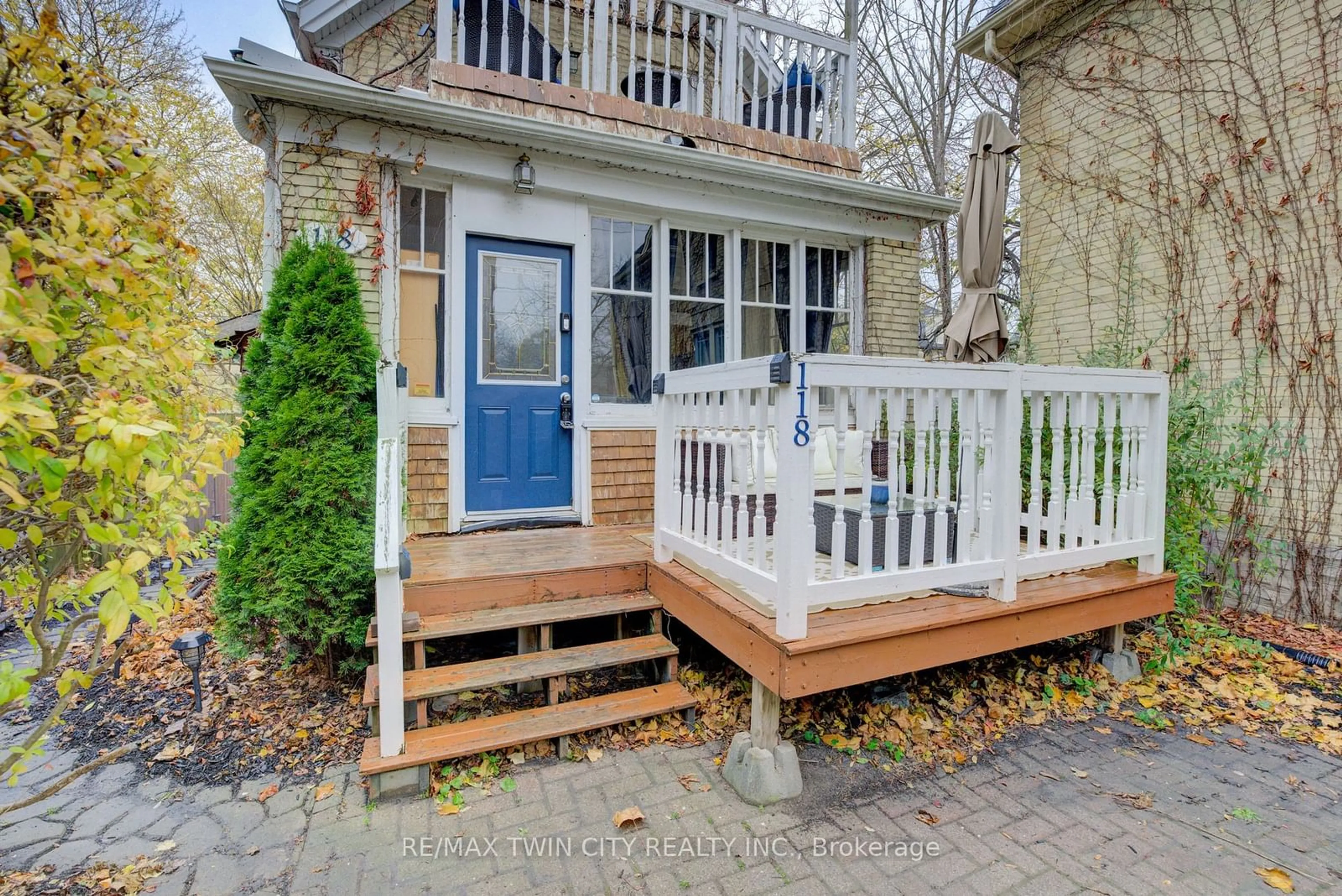 A pic from exterior of the house or condo, cottage for 118 College St, Kitchener Ontario N2H 5A3