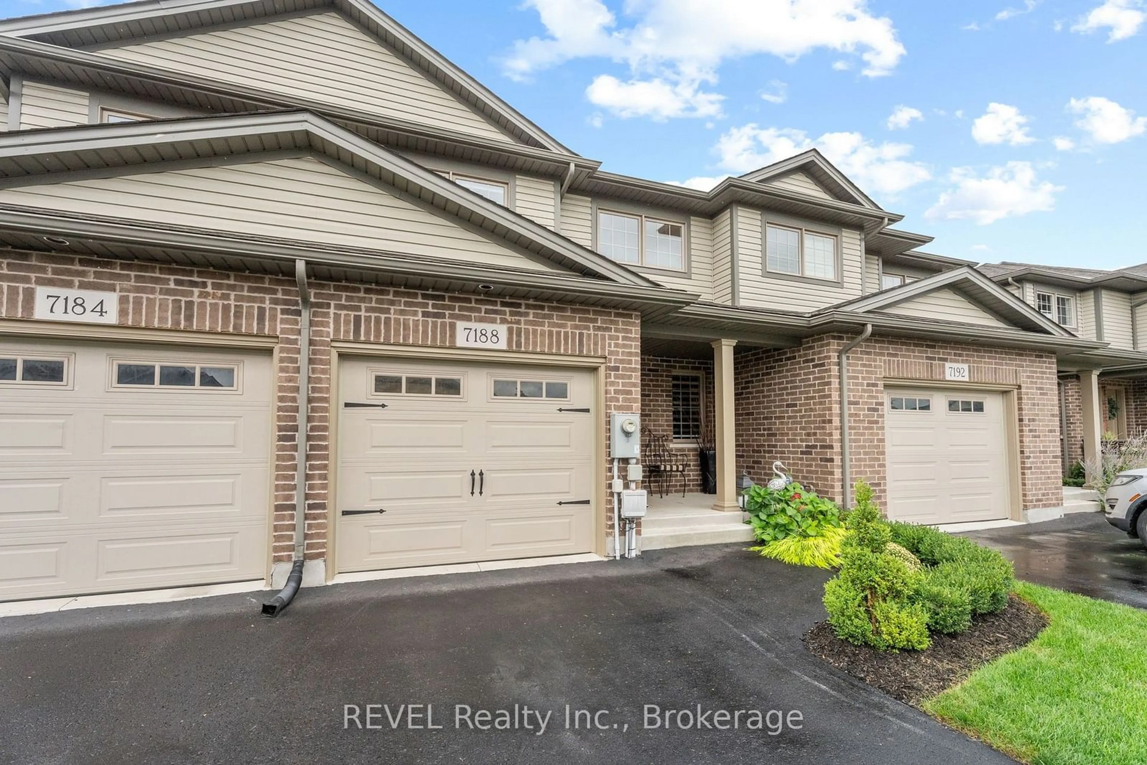 A pic from exterior of the house or condo, the street view for 7188 Stacey Dr, Niagara Falls Ontario L2E 0B3