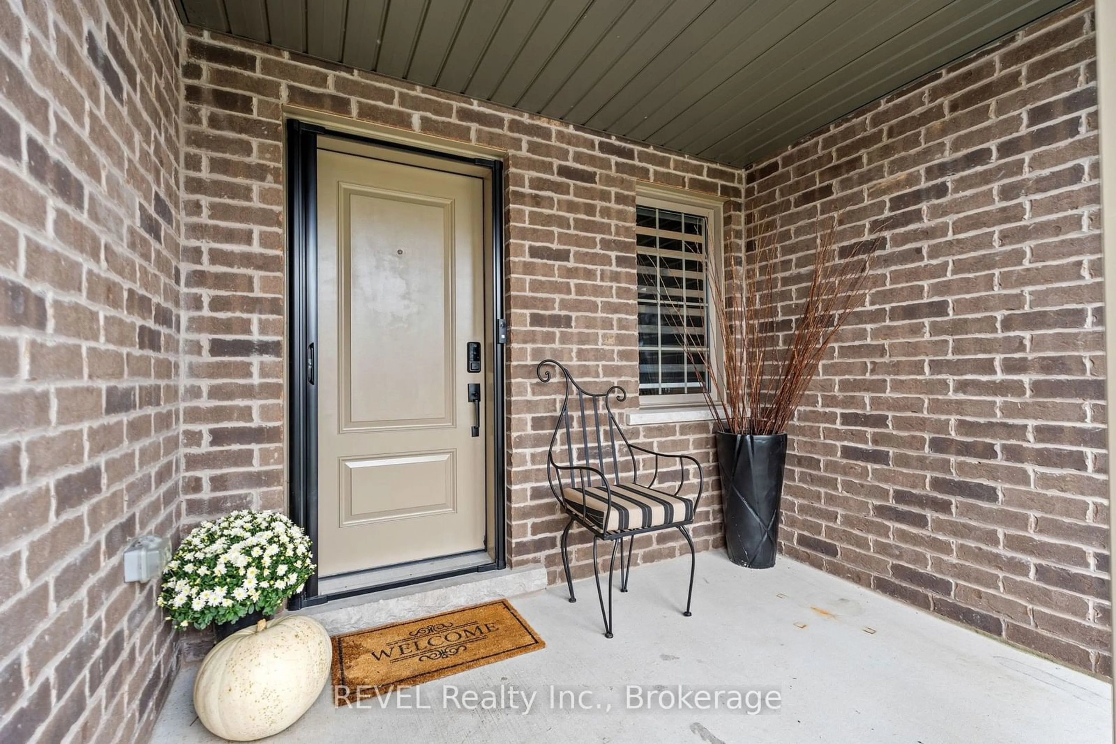 Indoor entryway, wood floors for 7188 Stacey Dr, Niagara Falls Ontario L2E 0B3