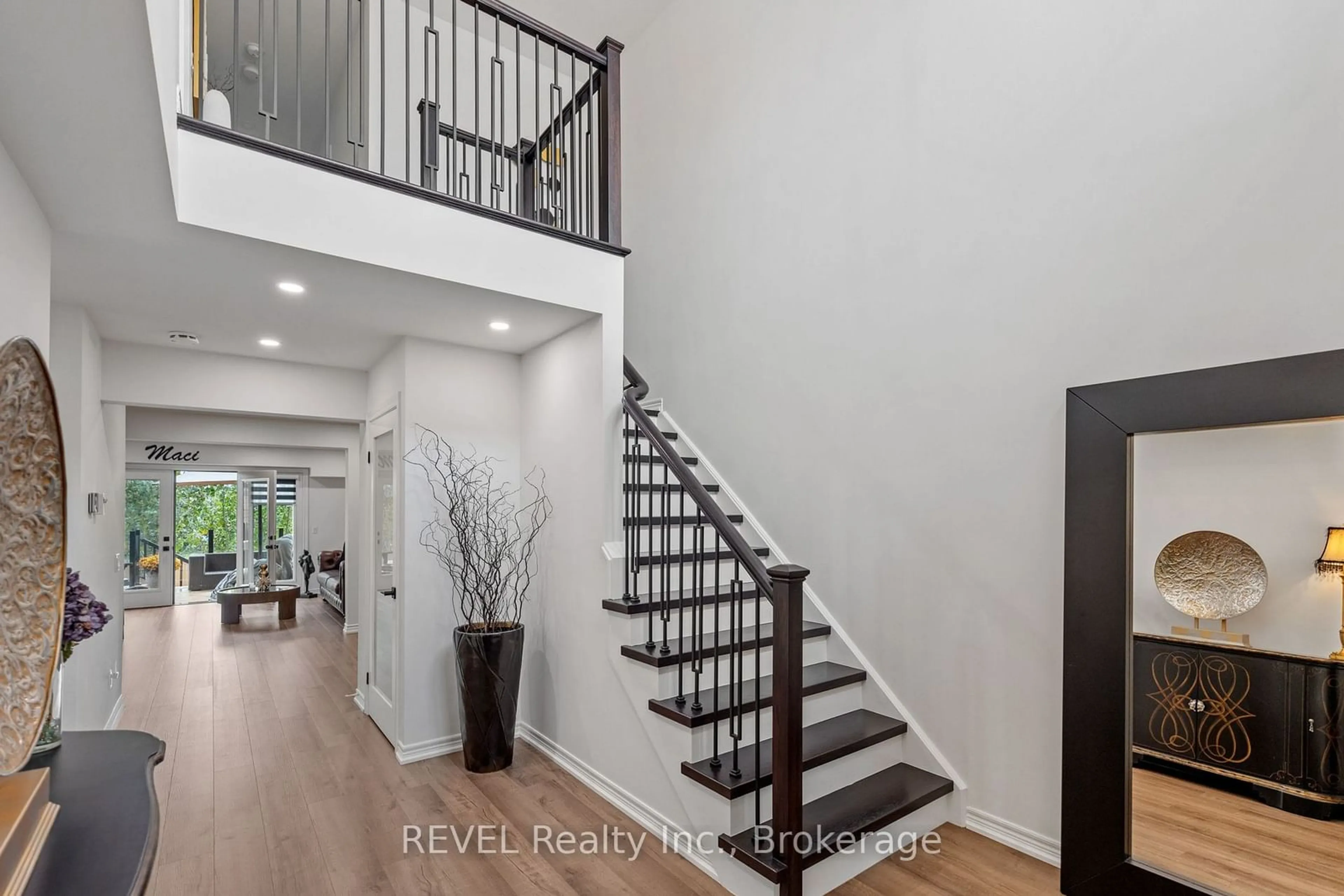 Indoor entryway, wood floors for 7188 Stacey Dr, Niagara Falls Ontario L2E 0B3