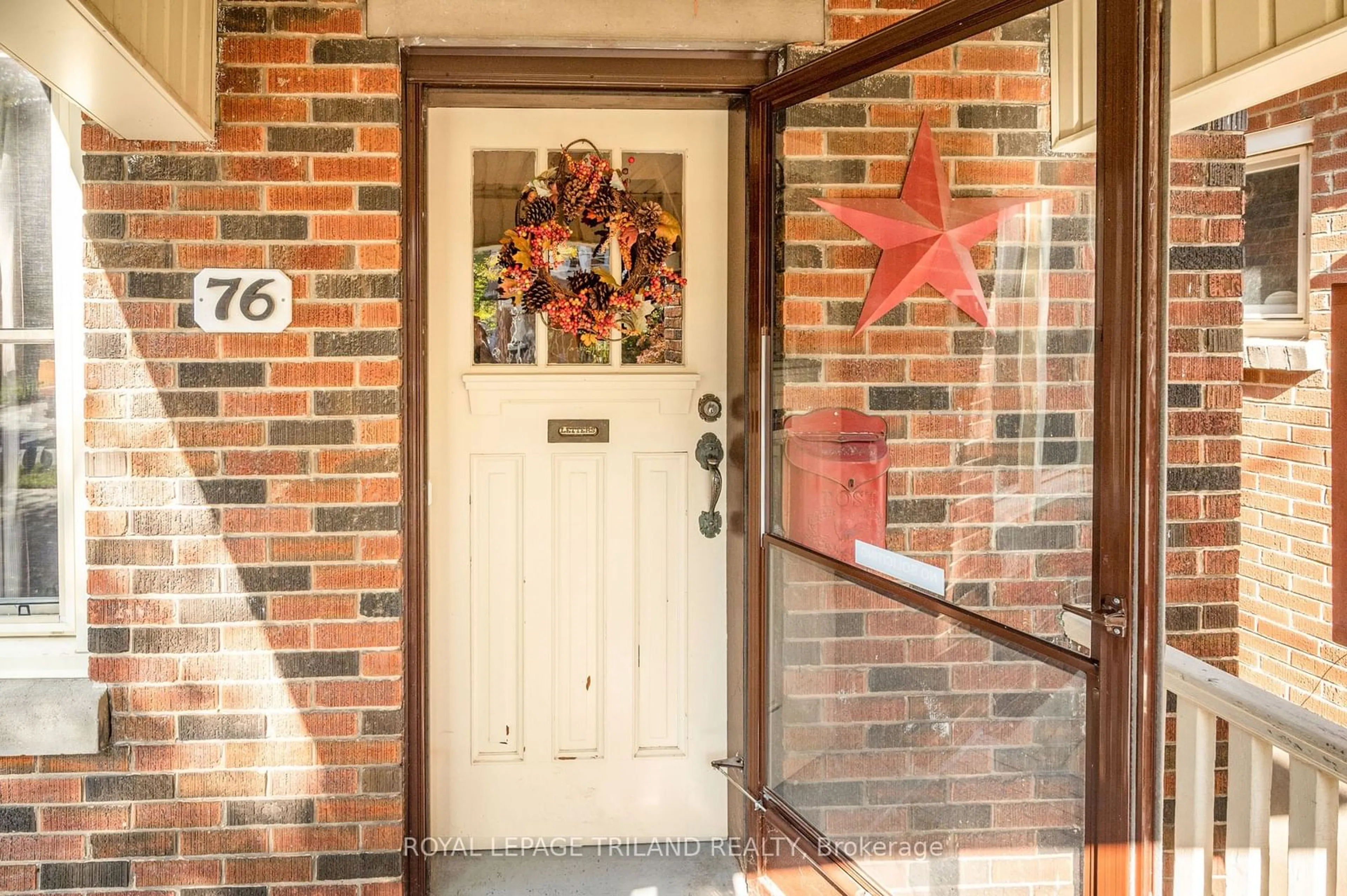 Indoor entryway, wood floors for 76 Euclid Ave, London Ontario N6C 1C1