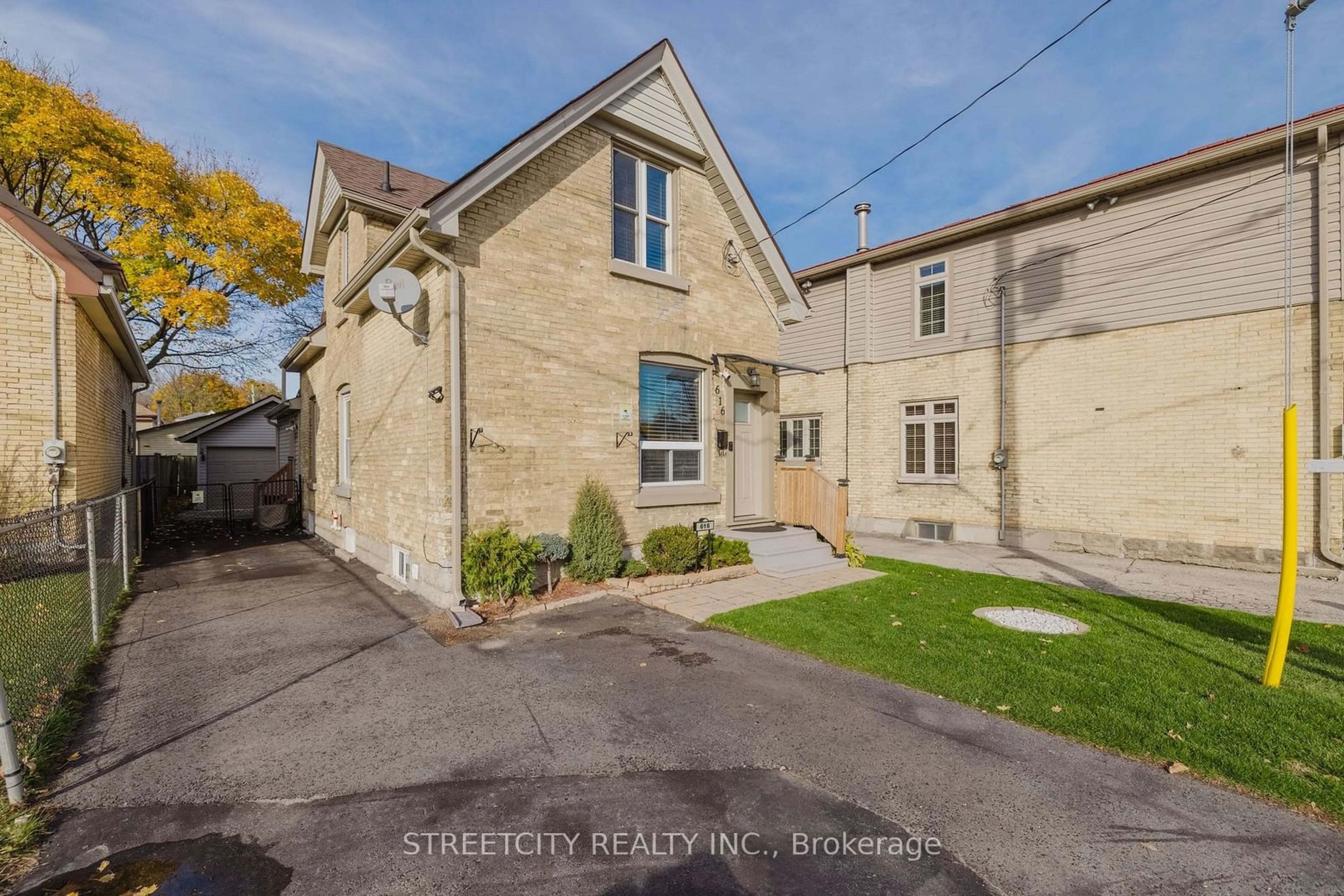 Frontside or backside of a home, the street view for 616 HAMILTON Rd, London Ontario N5Z 1S9