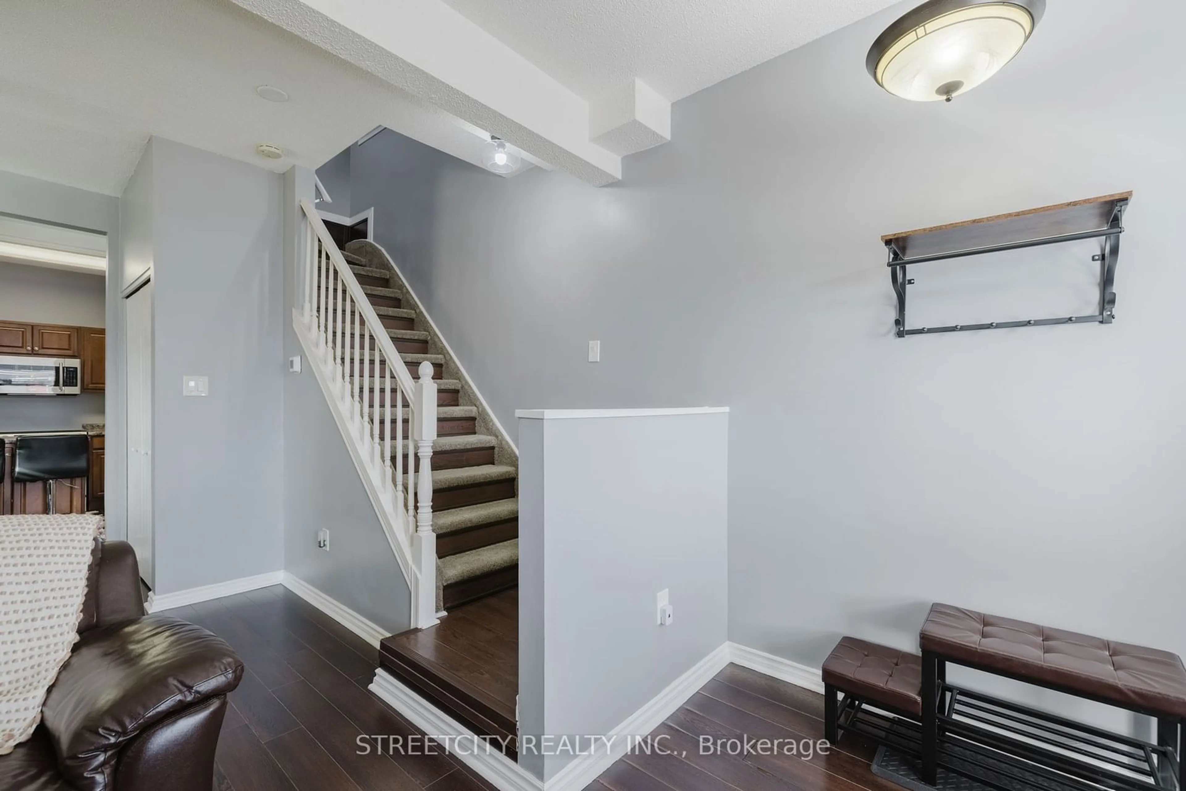 Stairs for 616 HAMILTON Rd, London Ontario N5Z 1S9