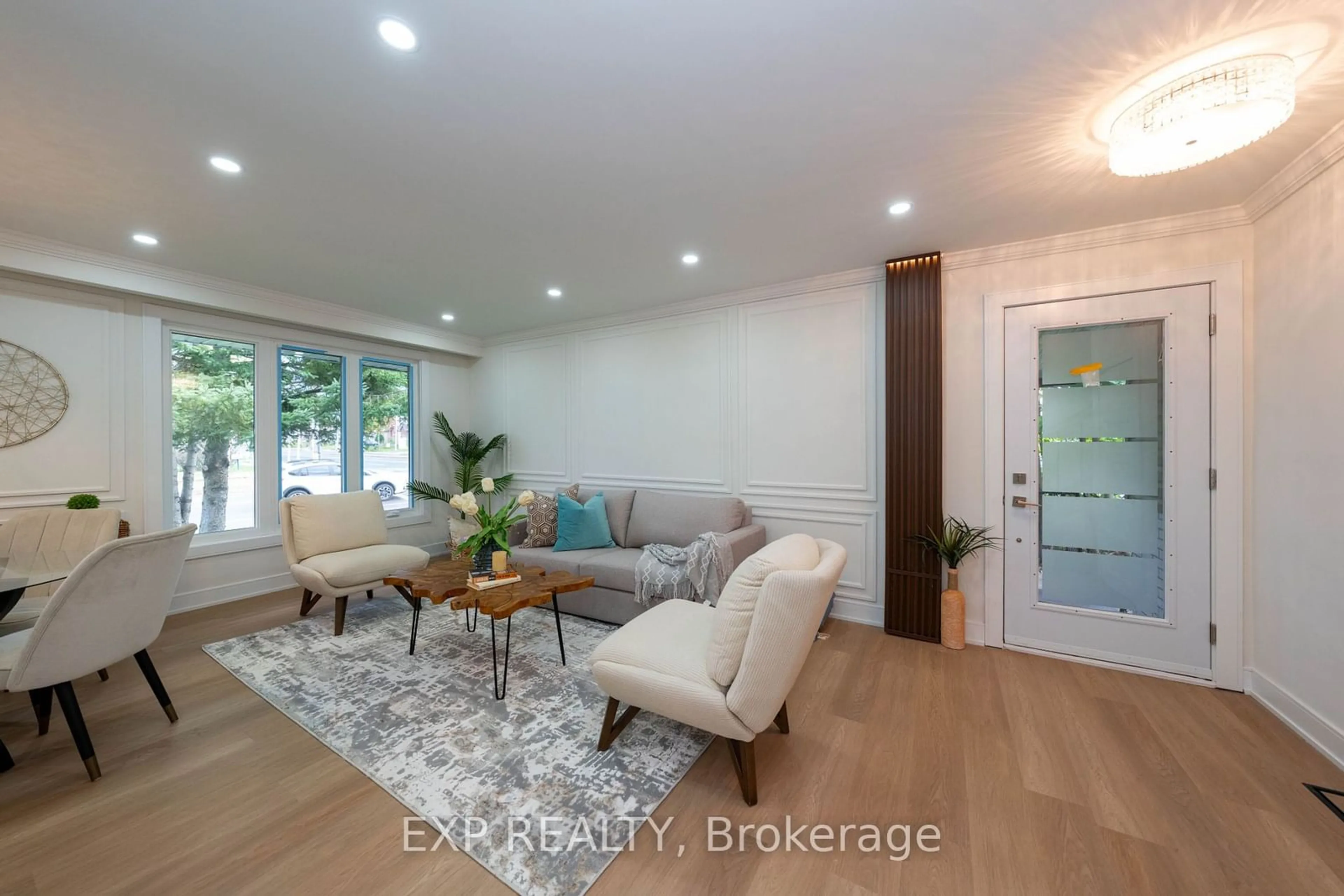 Indoor entryway, wood floors for 402 Upper Paradise Rd, Hamilton Ontario L9C 5E1