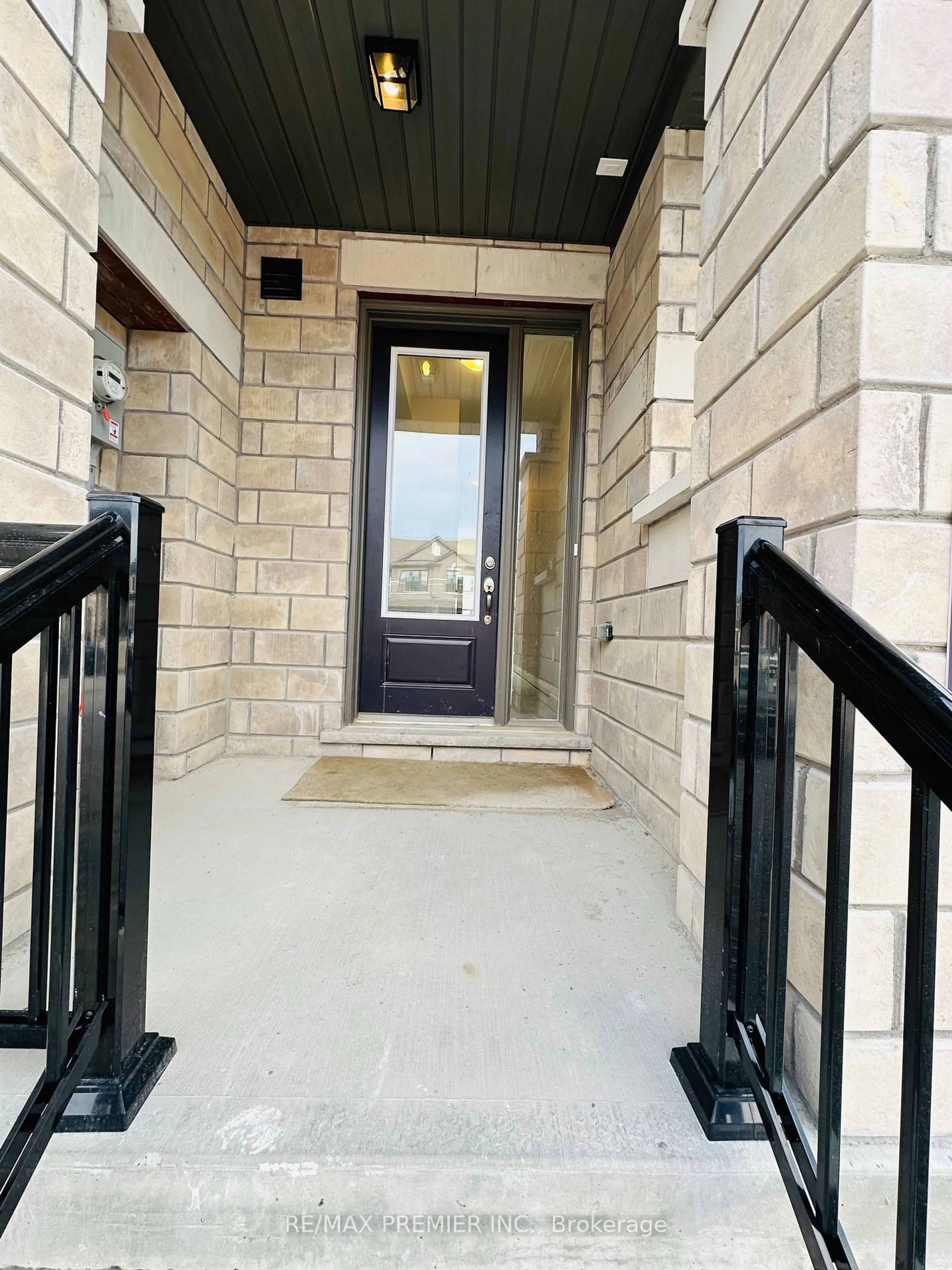 Indoor entryway, wood floors for 18 Keenan St, Kawartha Lakes Ontario K9V 0R4