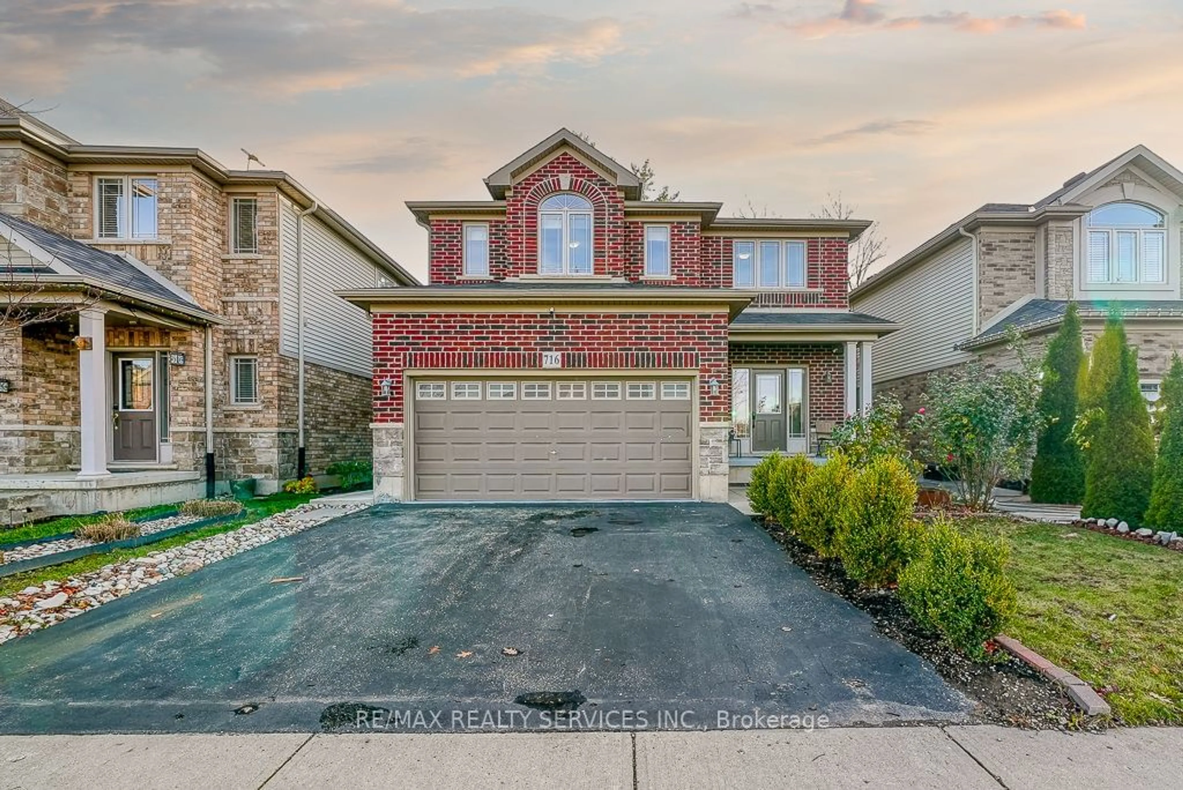 Frontside or backside of a home, the street view for 716 Robert Ferrie Dr, Kitchener Ontario N2R 0B2