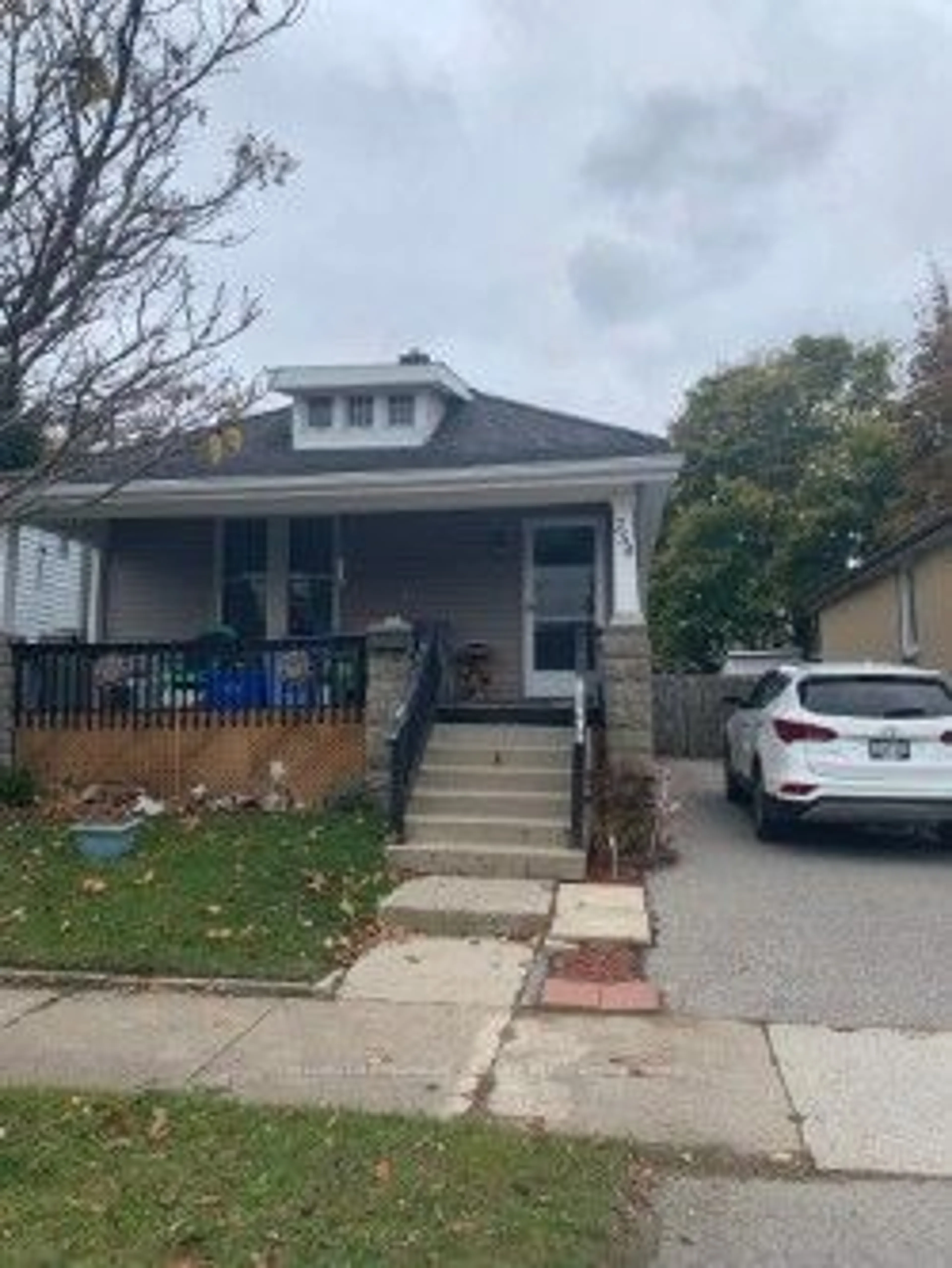 Frontside or backside of a home, the street view for 254 East St, London Ontario N5Z 2S2