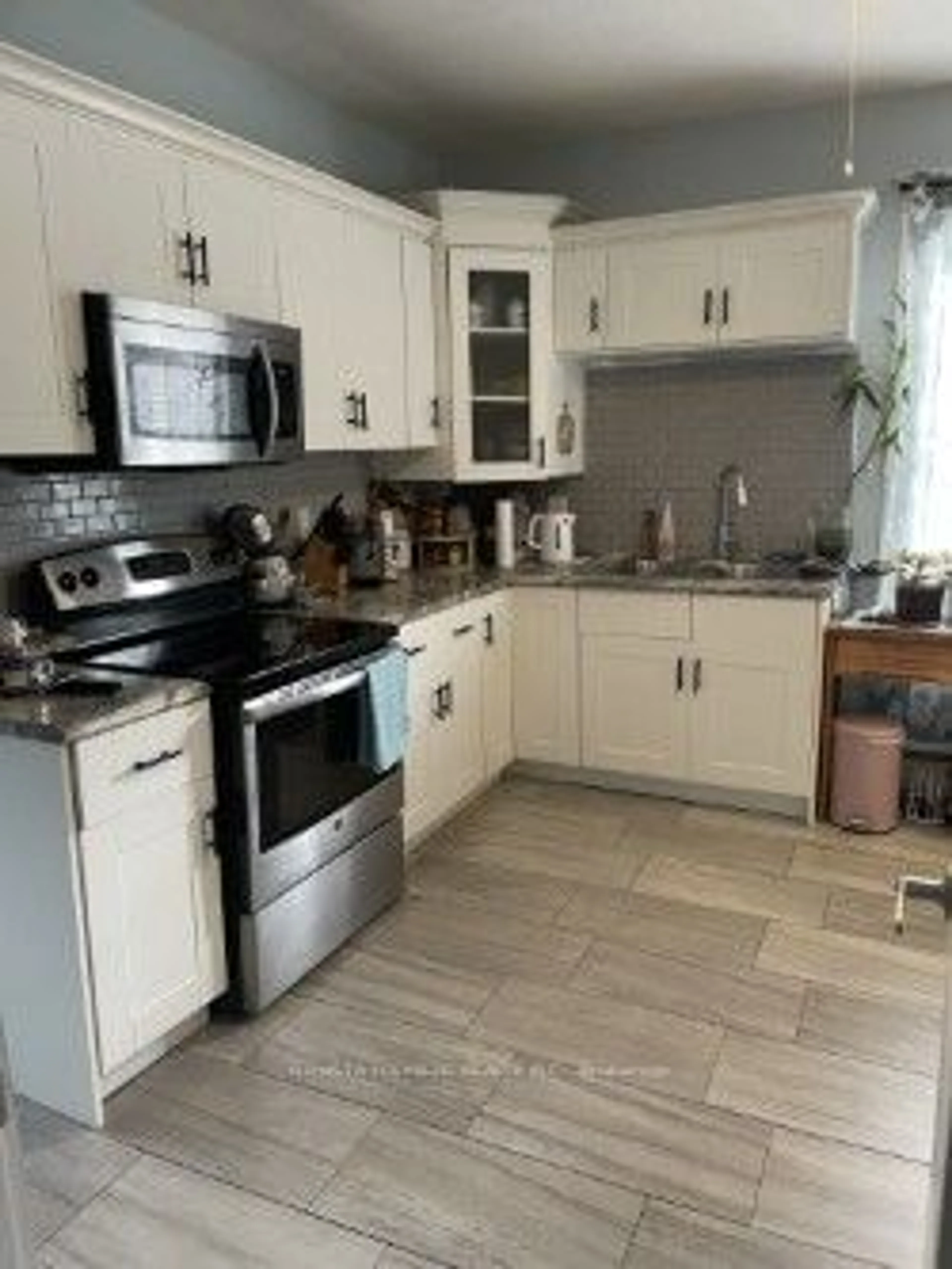 Open concept kitchen for 254 East St, London Ontario N5Z 2S2