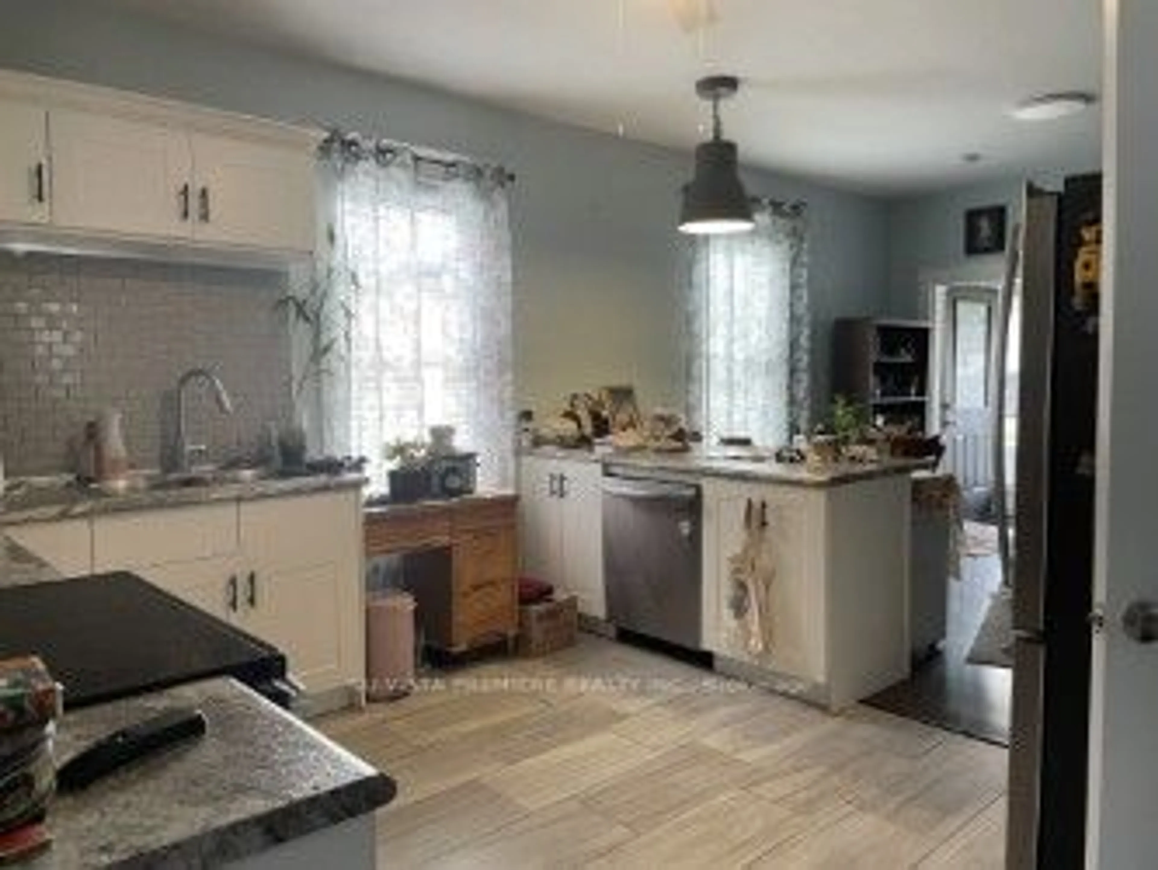 Open concept kitchen for 254 East St, London Ontario N5Z 2S2