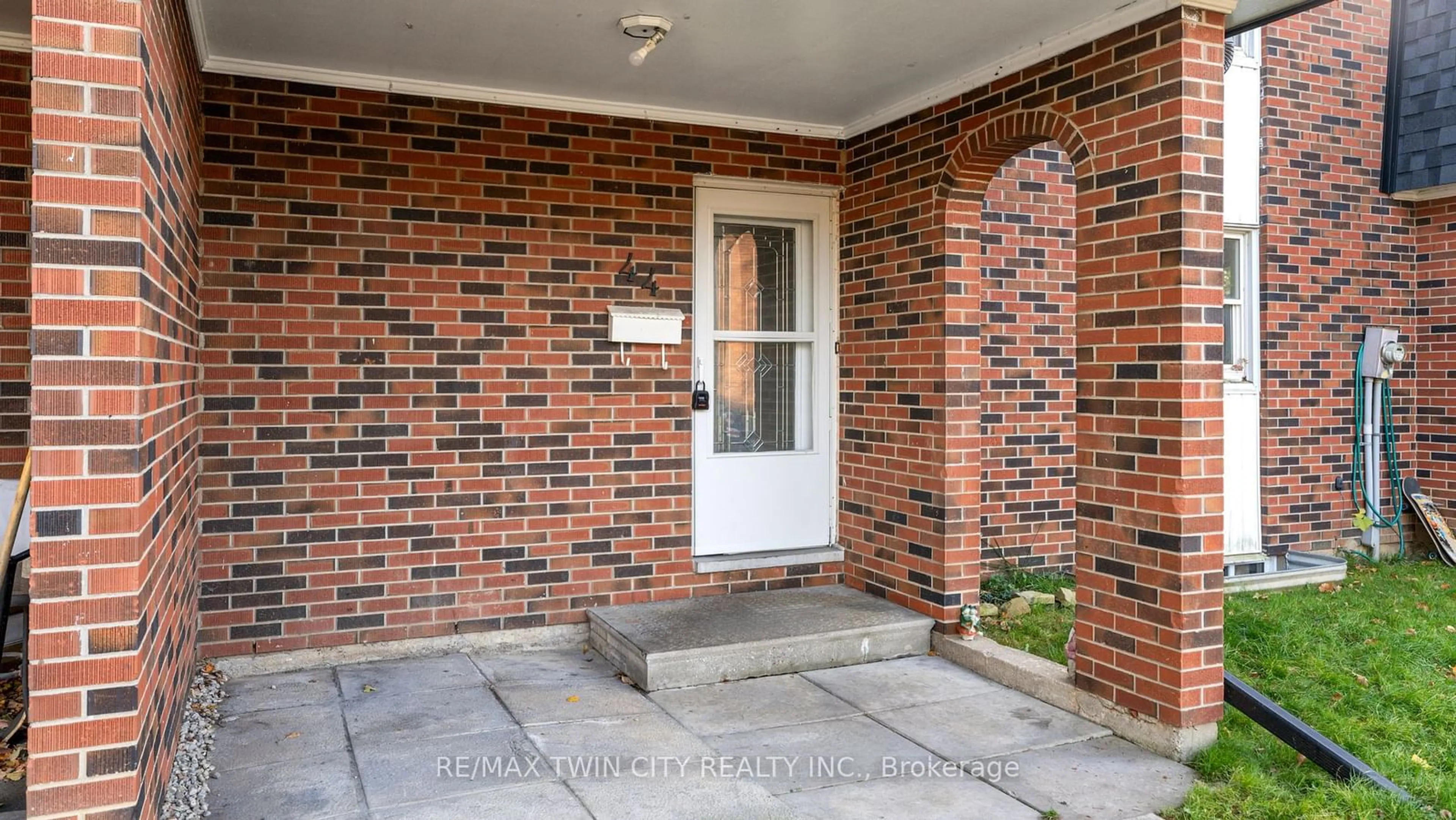 Indoor entryway, cement floor for 273 Elgin St #44, Brantford Ontario N3S 5B2