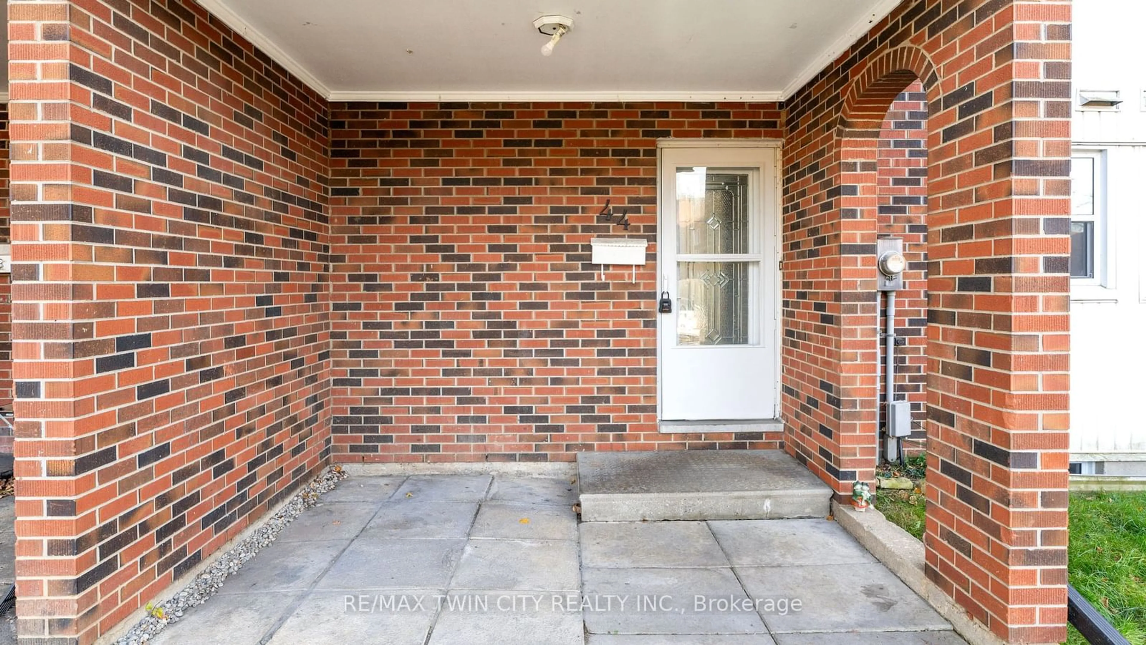 Indoor foyer, cement floor for 273 Elgin St #44, Brantford Ontario N3S 5B2