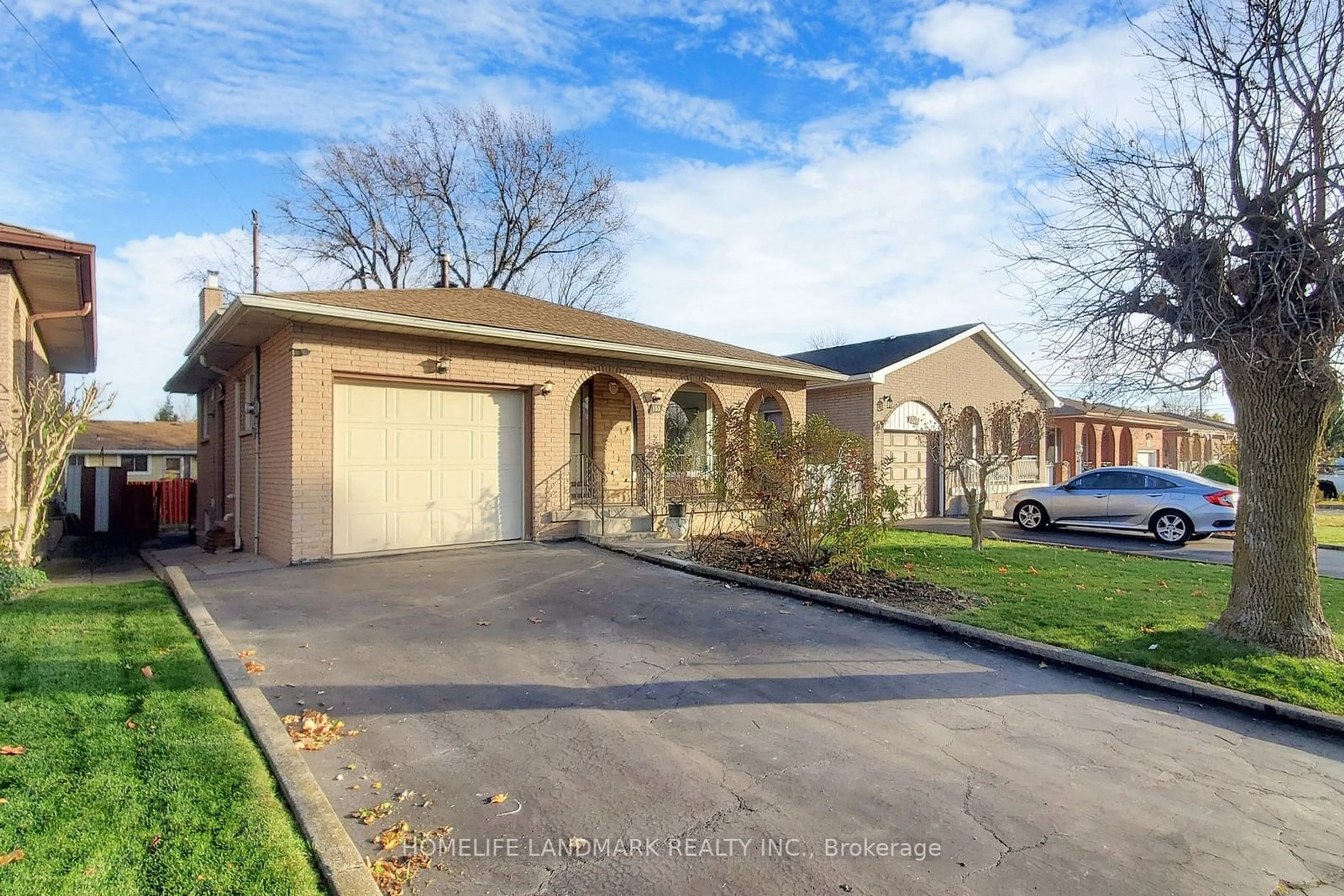 Frontside or backside of a home, the street view for 552 Queen Victoria Dr, Hamilton Ontario L8W 1W9