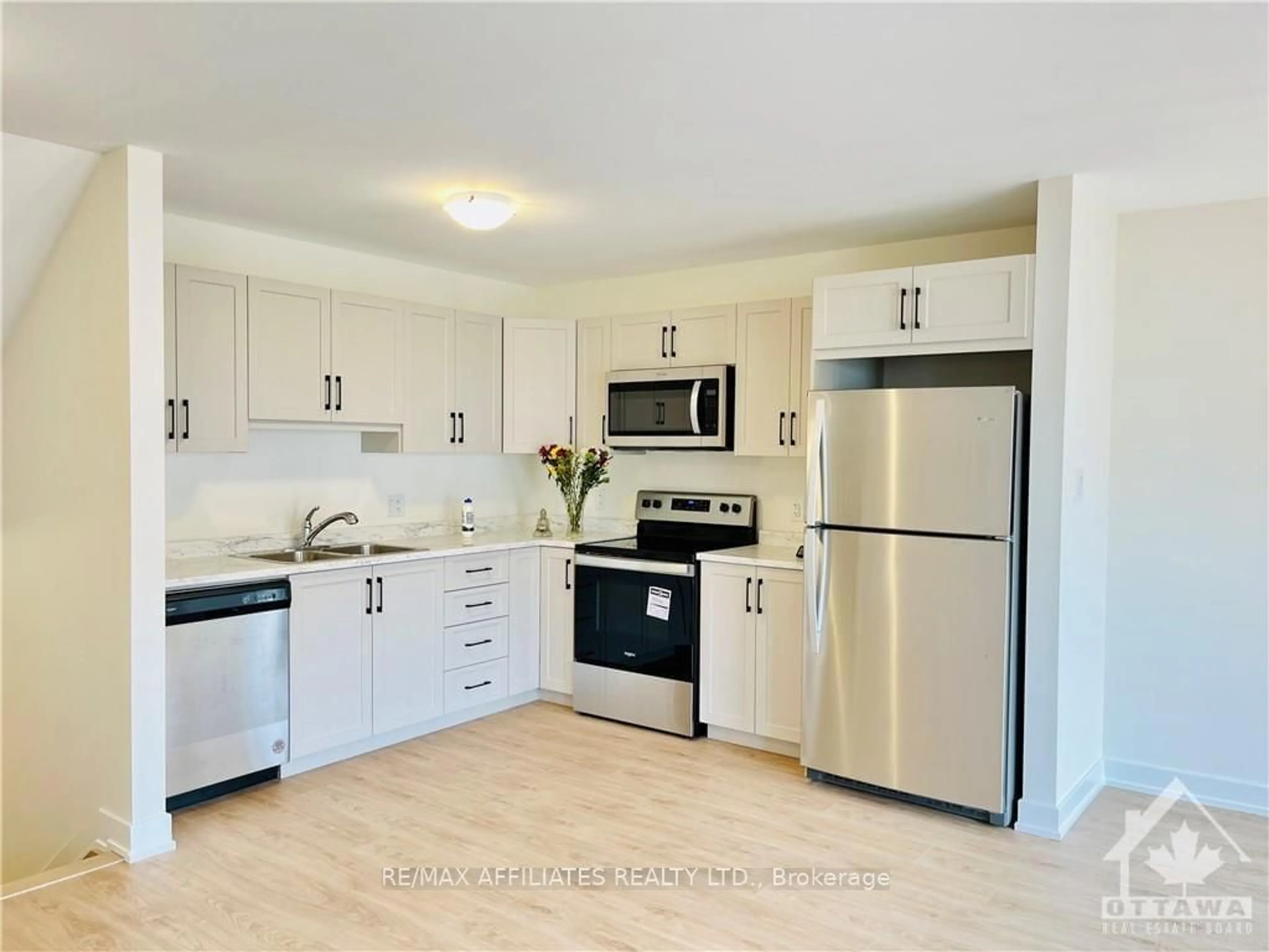 Standard kitchen, wood floors, cottage for 44 WHITCOMB Cres, Smiths Falls Ontario K7A 0C0