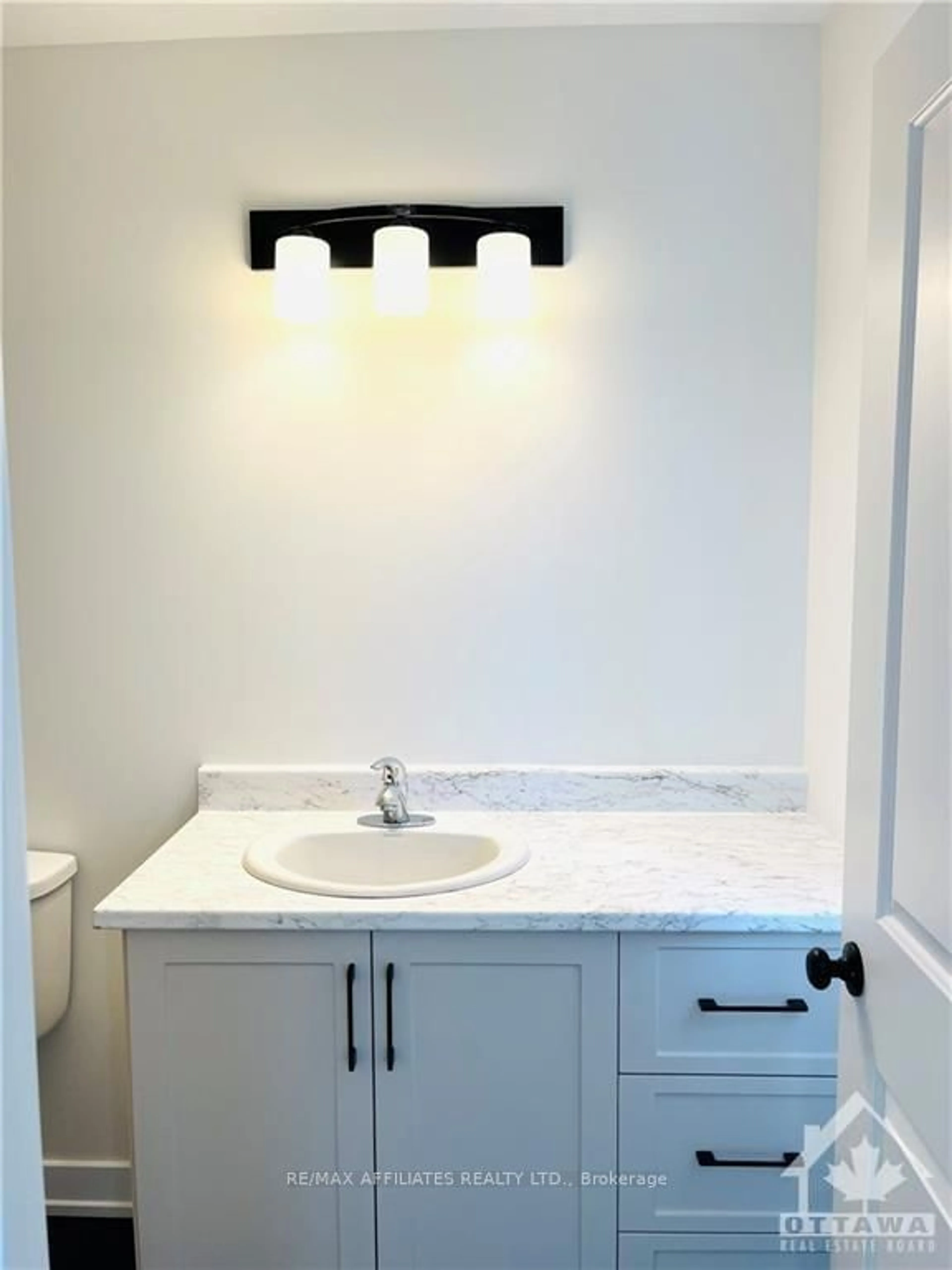 Contemporary bathroom, ceramic floors for 44 WHITCOMB Cres, Smiths Falls Ontario K7A 0C0