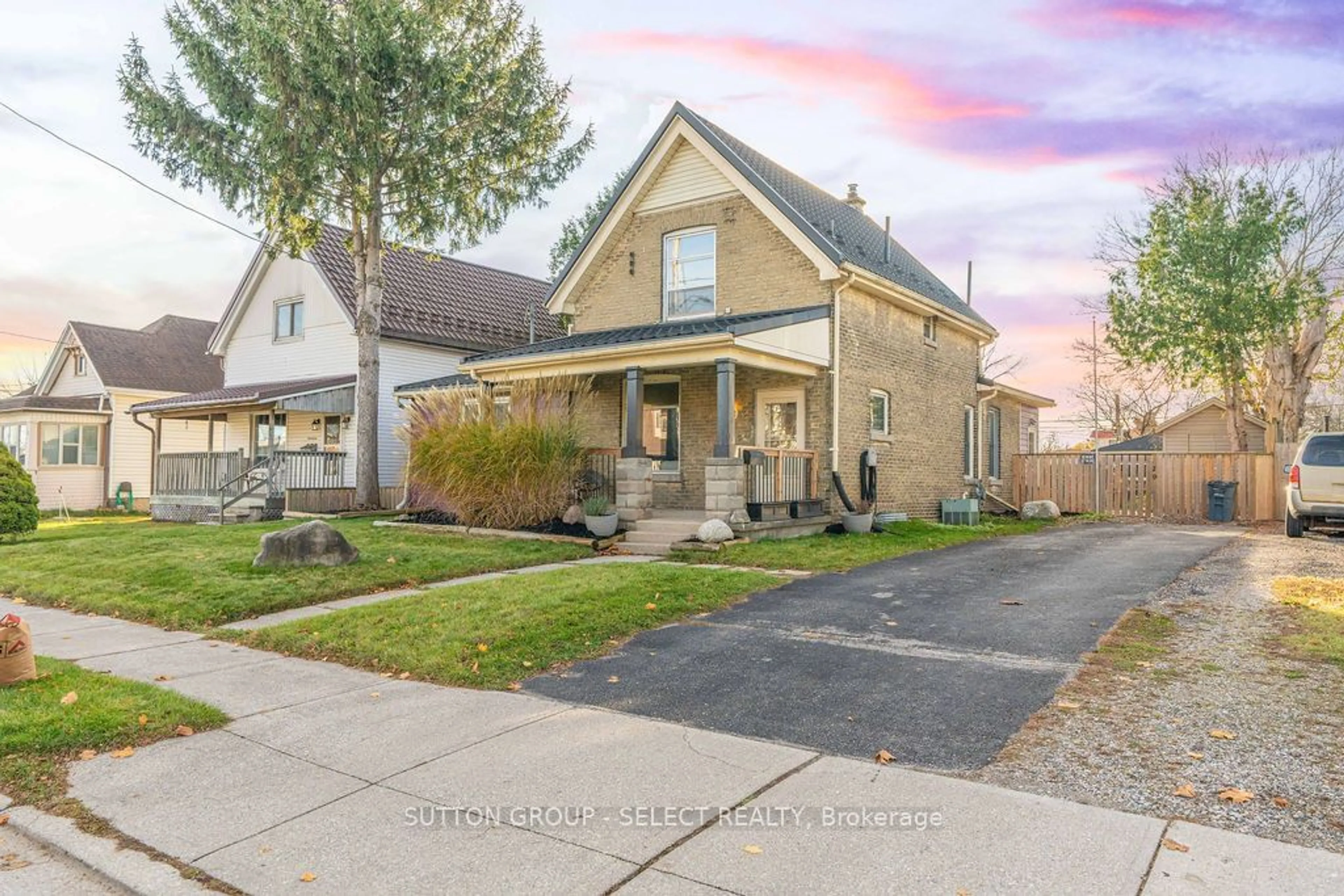 Frontside or backside of a home, the street view for 19 Hume St, London Ontario N5Z 2N9