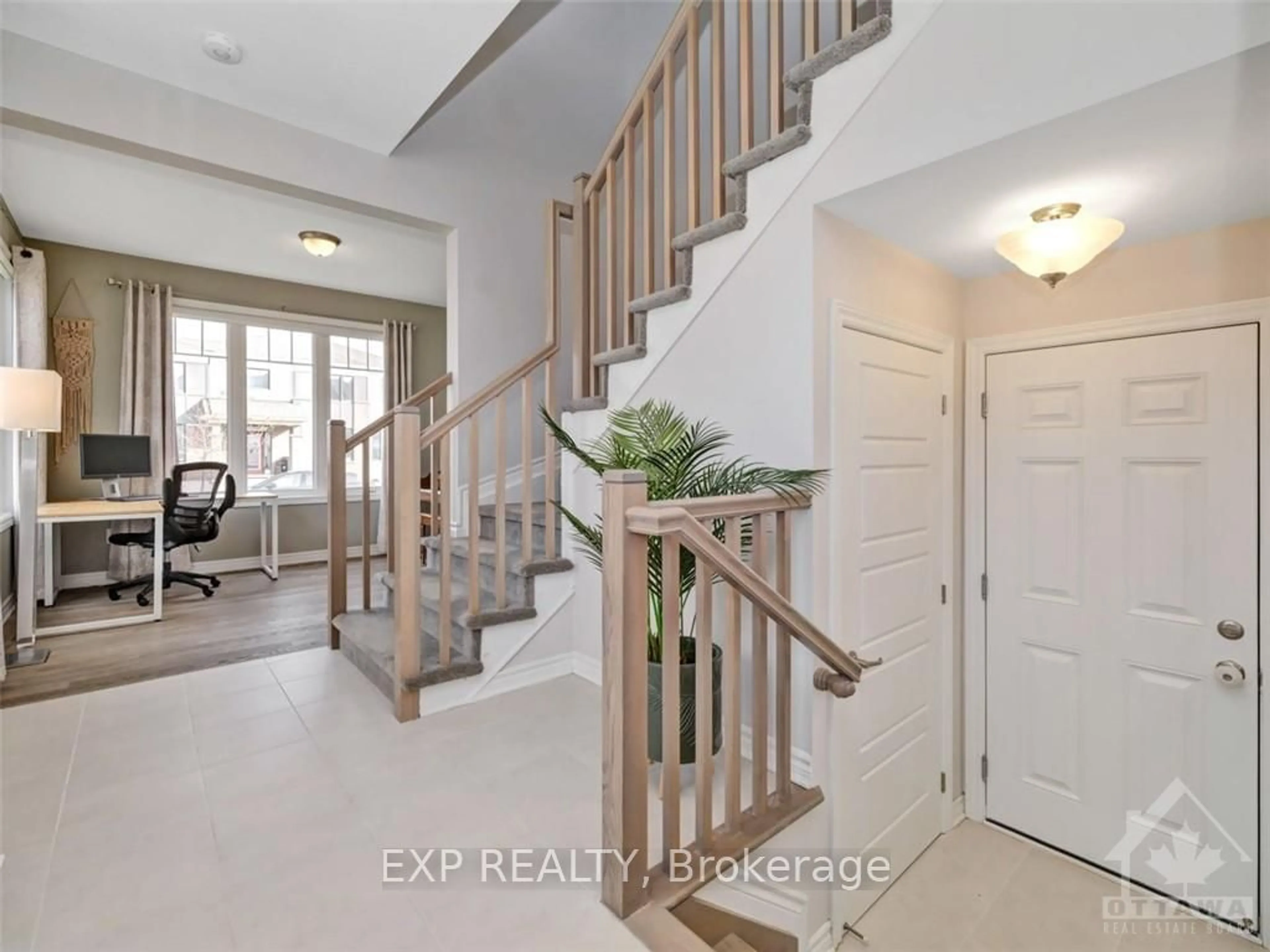 Indoor entryway, wood floors for 100 UMBRA Pl, Barrhaven Ontario K2J 6N7