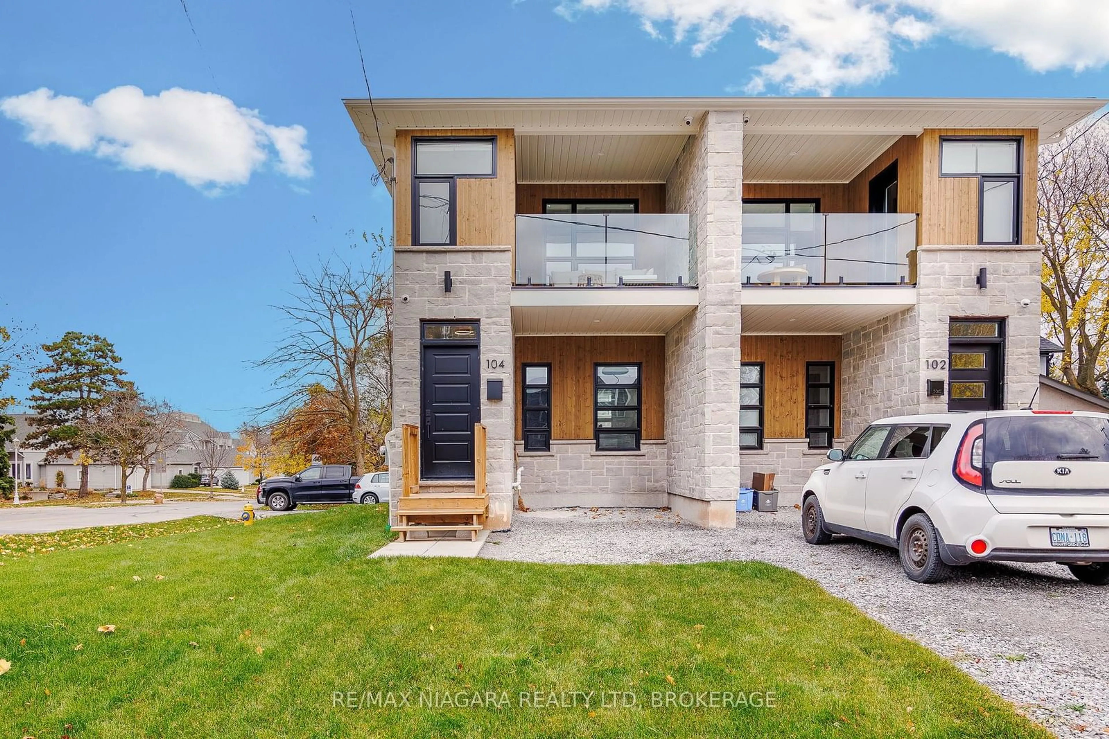 A pic from exterior of the house or condo, the street view for 104 Broadway Ave, St. Catharines Ontario L2M 1M8