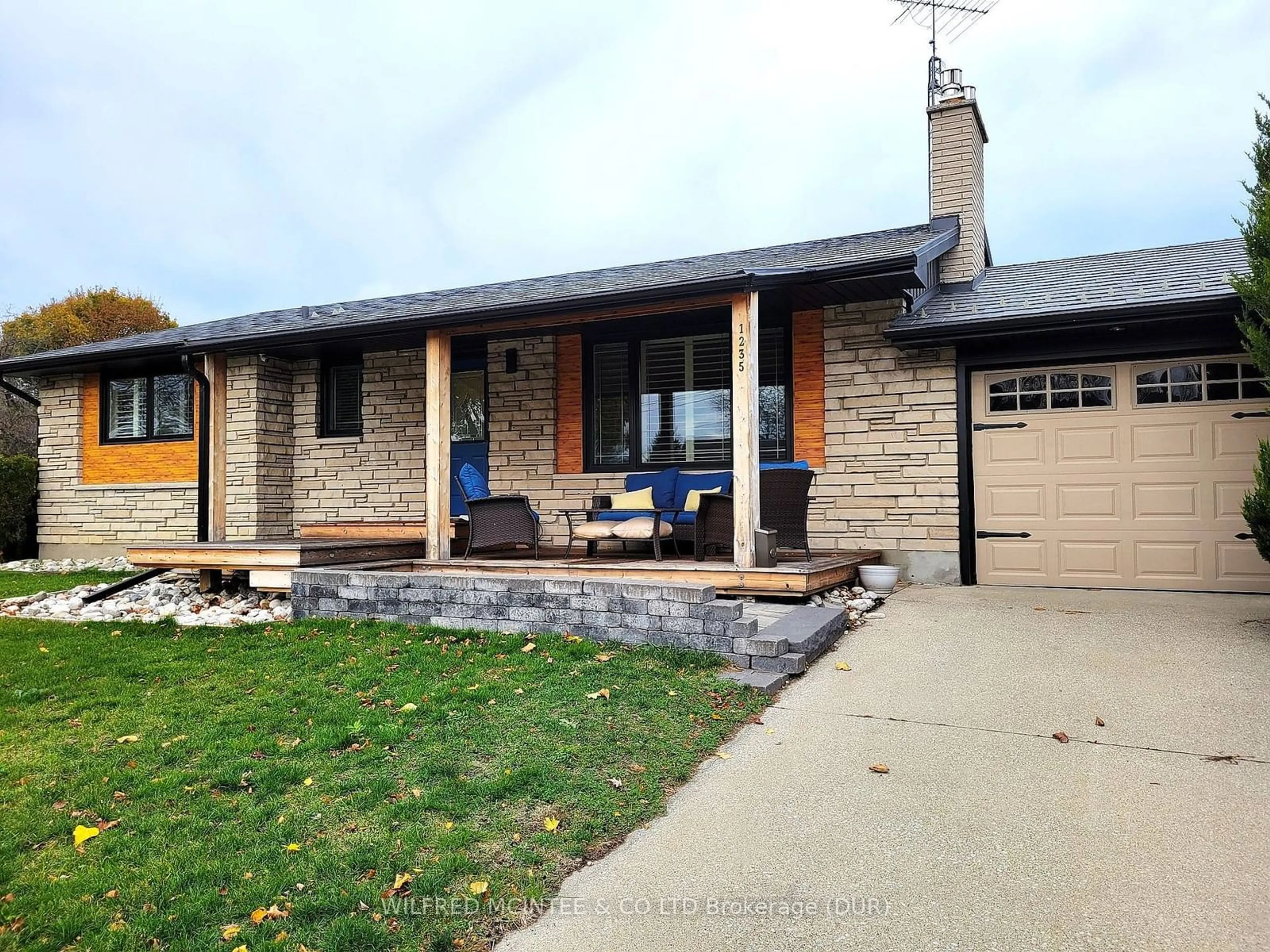 Home with brick exterior material for 1235 Severin Dr, Sarnia Ontario N7S 2B9