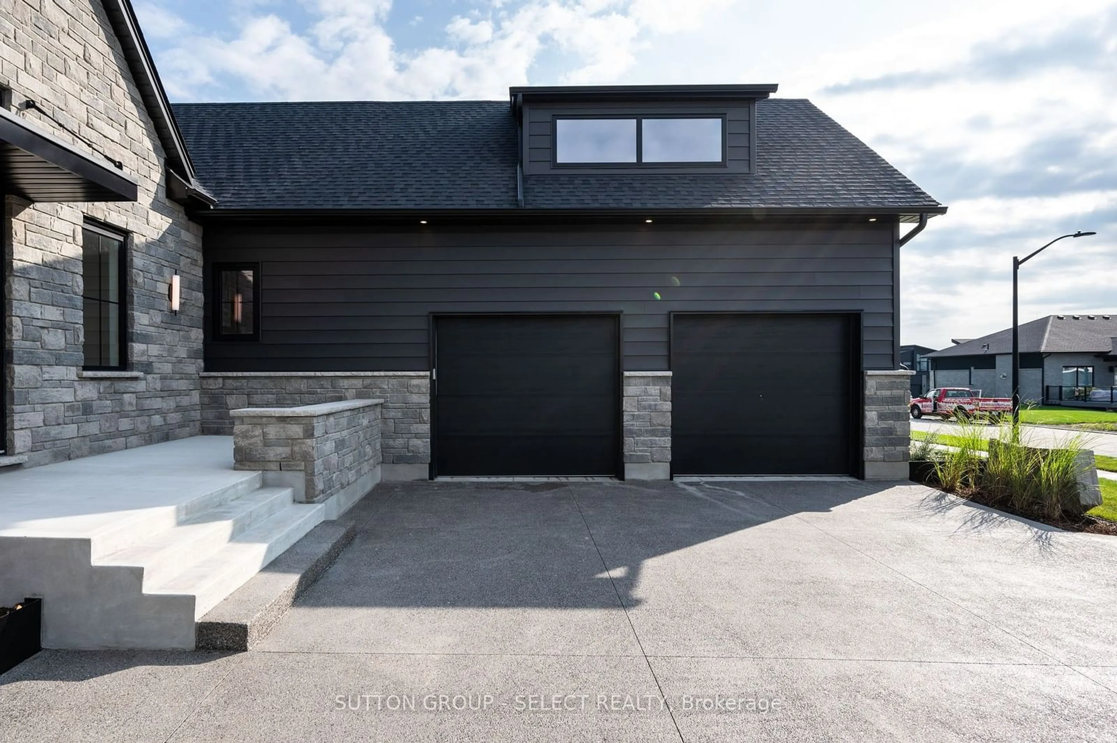 Indoor garage, cement floor for 49 EDGEVIEW Cres, Middlesex Centre Ontario N0L 1R0