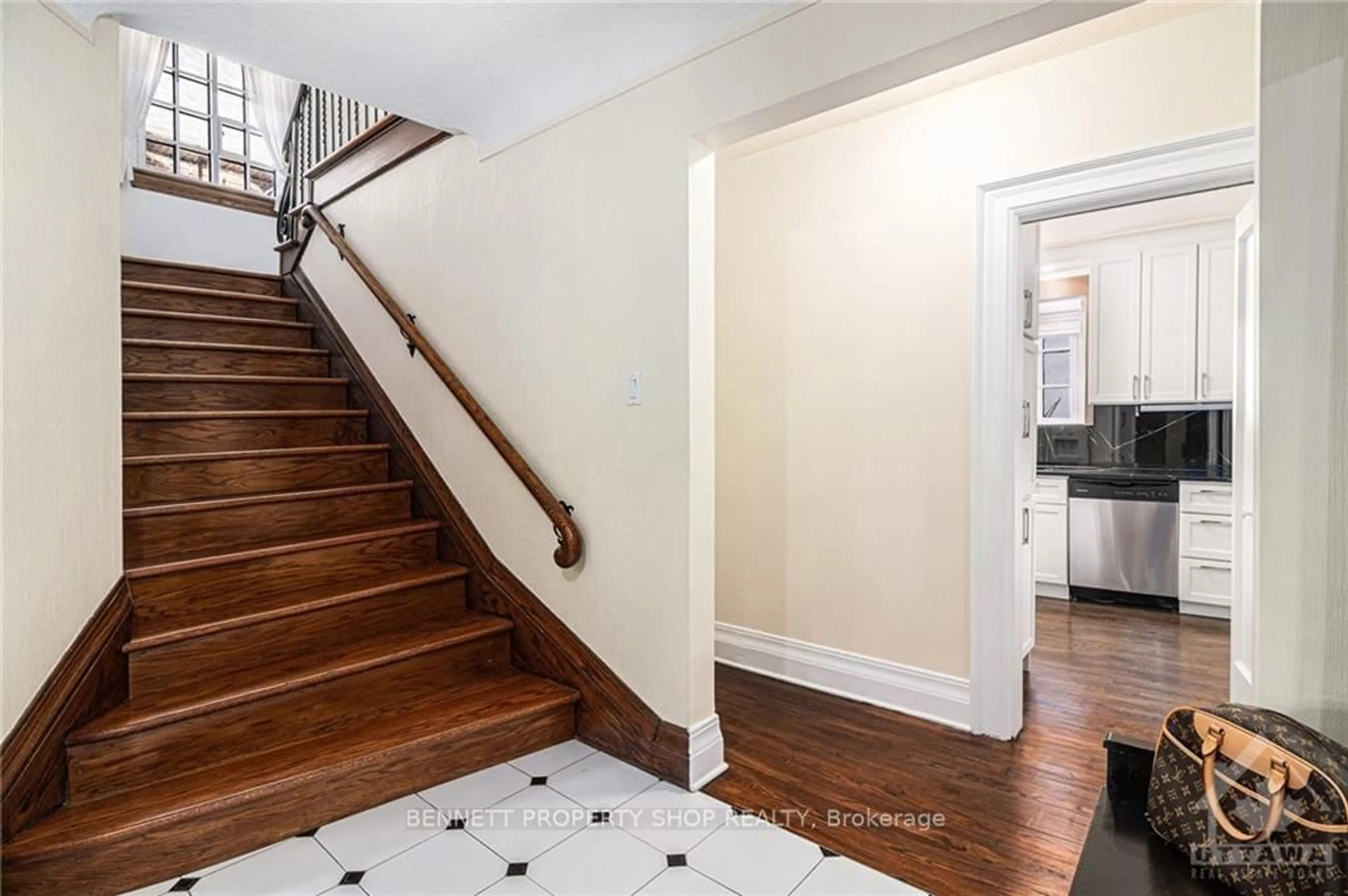 Indoor foyer, wood floors for 450 LAURIER Ave, Lower Town - Sandy Hill Ontario K1N 6R3