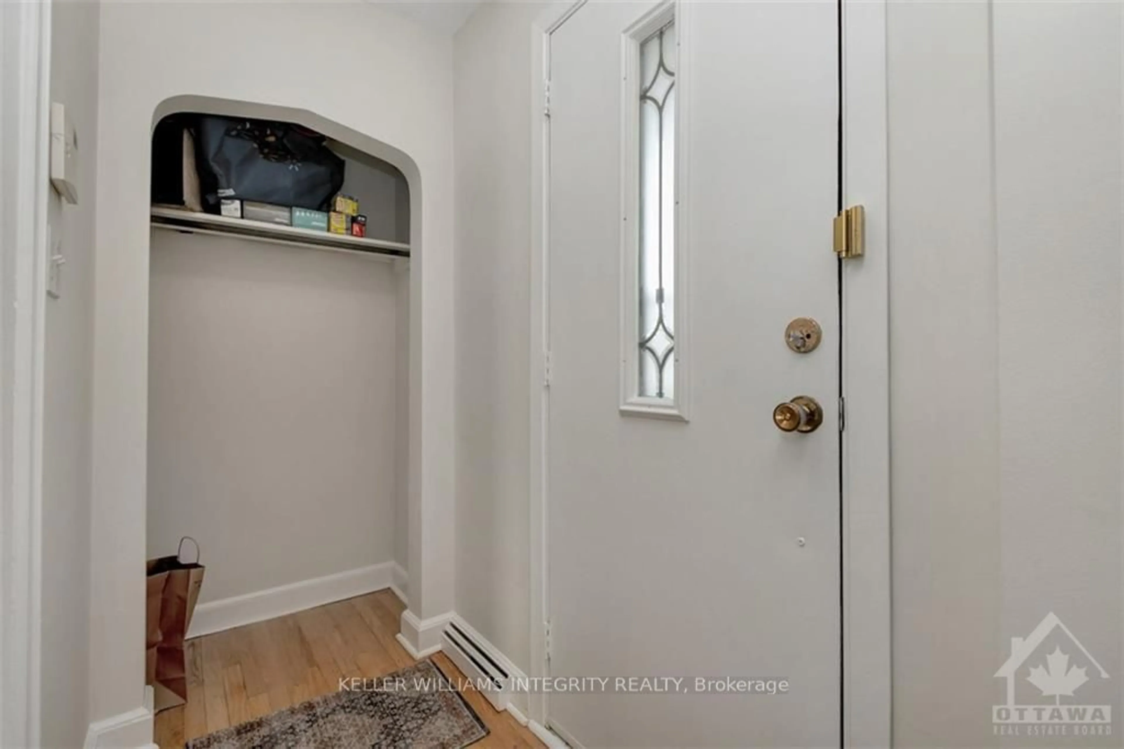 Indoor entryway, wood floors for 2141 ALTA VISTA Dr, Alta Vista and Area Ontario K1H 7L7