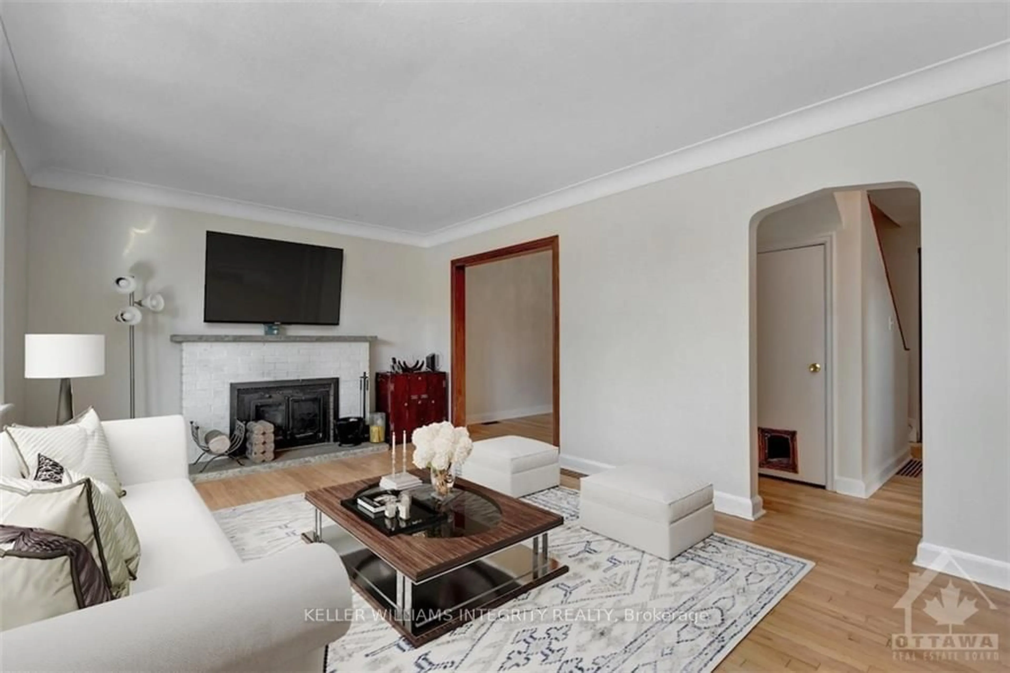 Living room, wood floors for 2141 ALTA VISTA Dr, Alta Vista and Area Ontario K1H 7L7