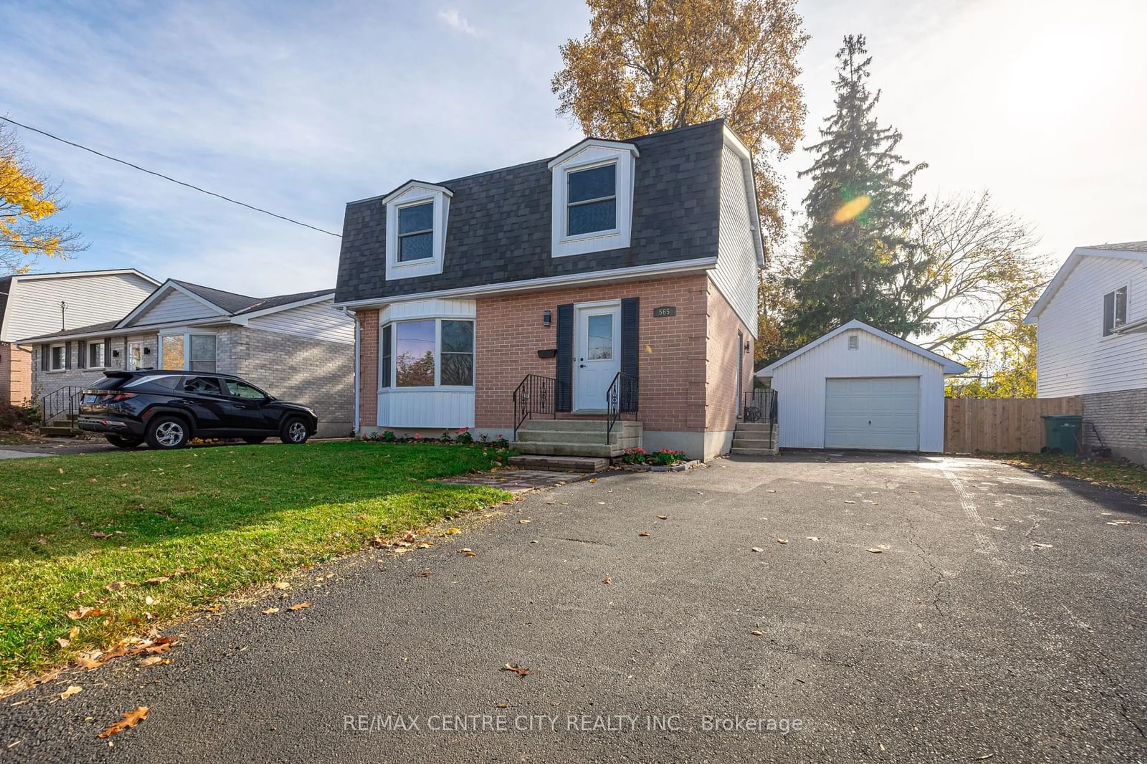 Frontside or backside of a home, the street view for 565 Elm St, St. Thomas Ontario N5R 1K6