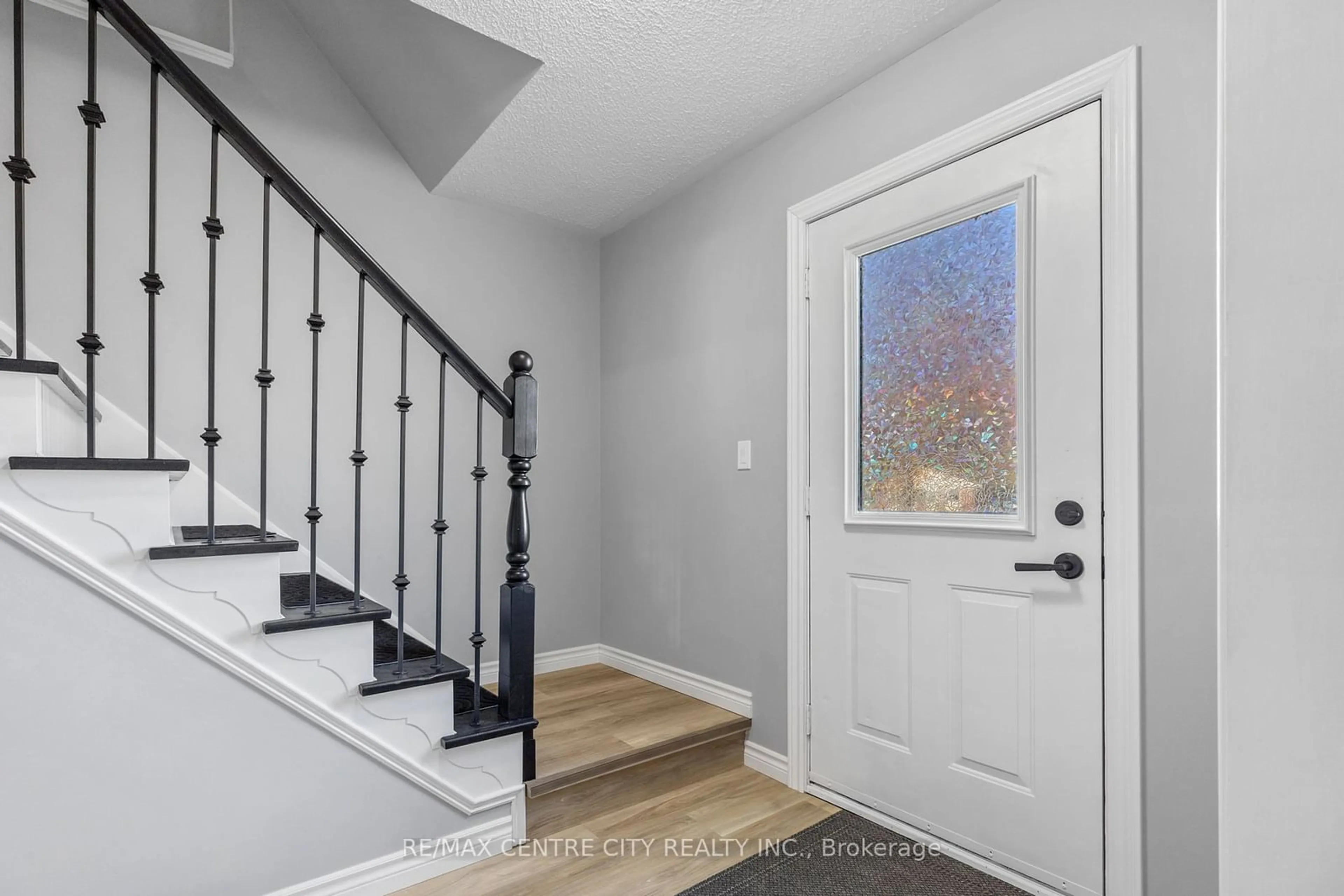 Indoor entryway, wood floors for 565 Elm St, St. Thomas Ontario N5R 1K6