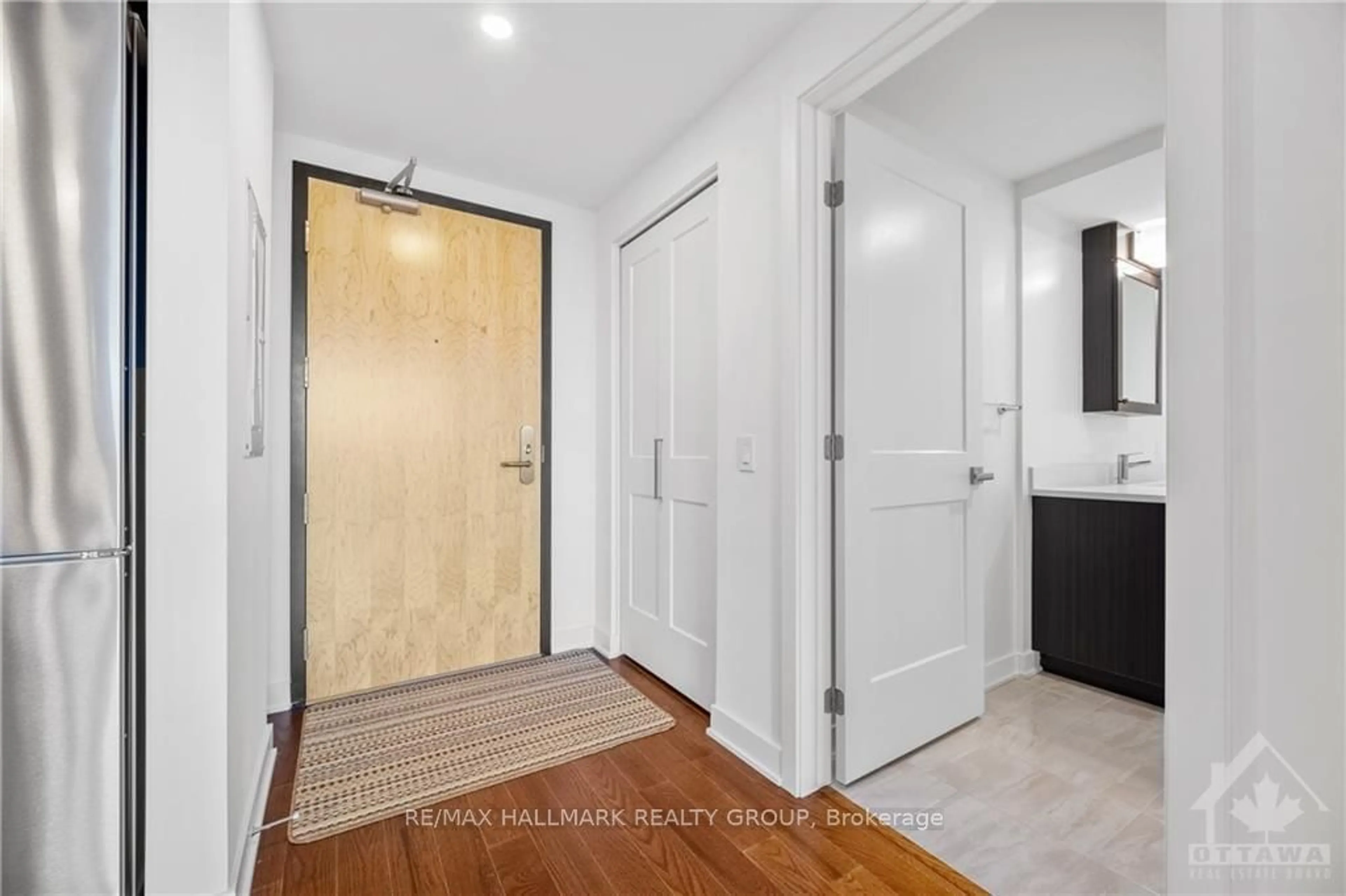 Indoor entryway, wood floors for 340 QUEEN St #1403, Ottawa Centre Ontario K1R 0G1