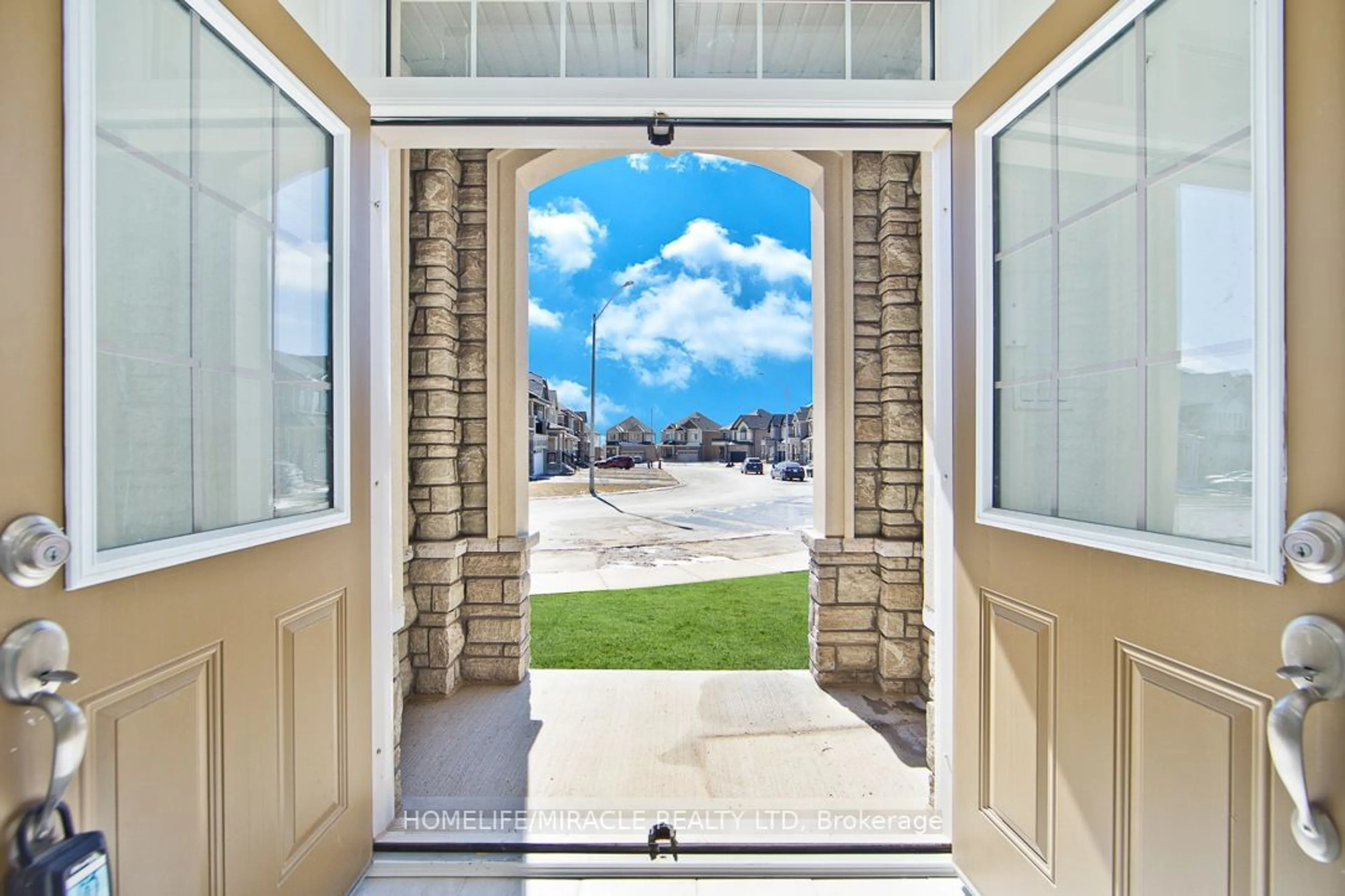 Indoor entryway, carpet floors for 34 Flagg Ave, Brant Ontario N3L 0K1