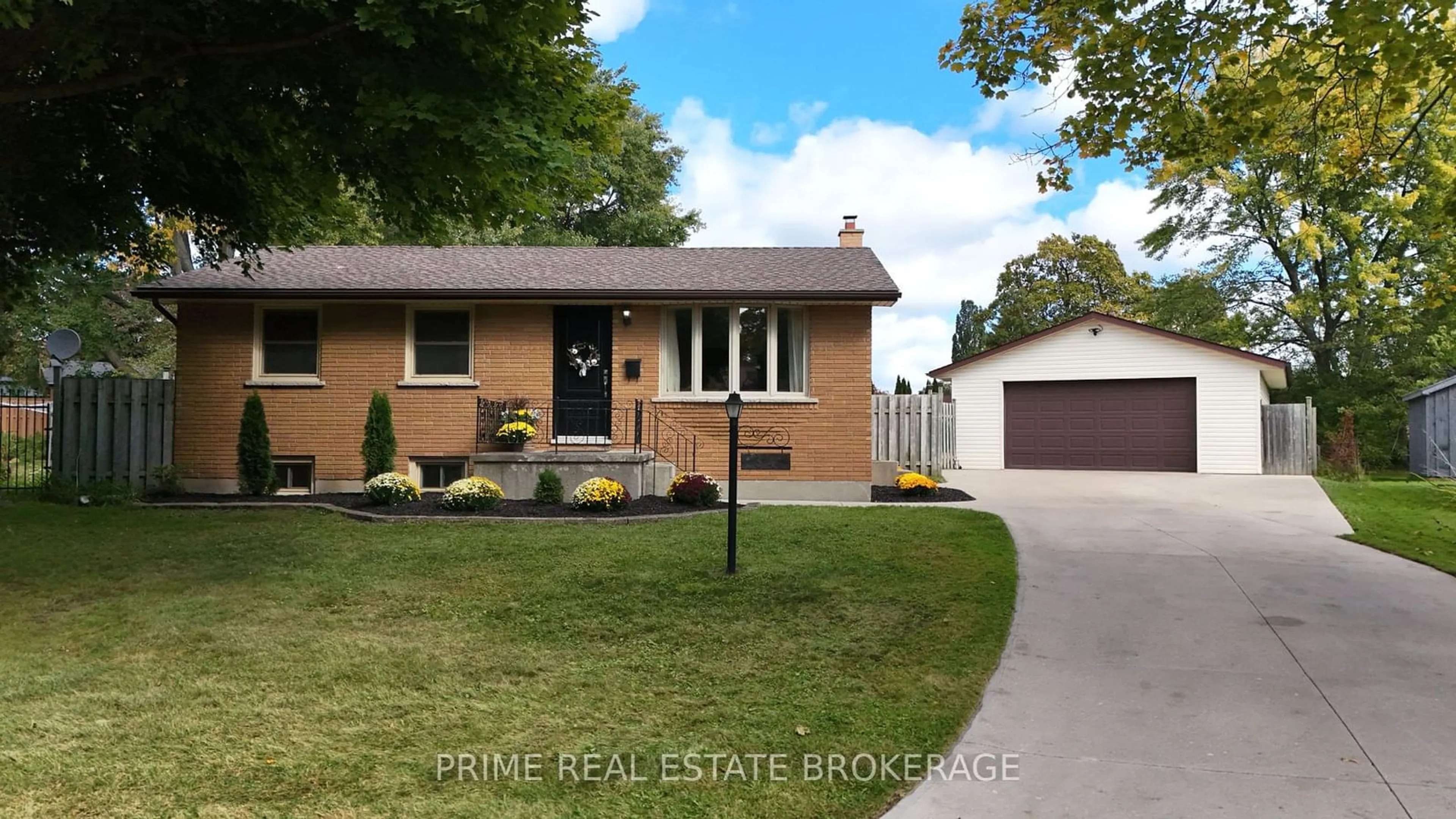 Frontside or backside of a home, the street view for 34 Southview Pl, London Ontario N6J 1S2