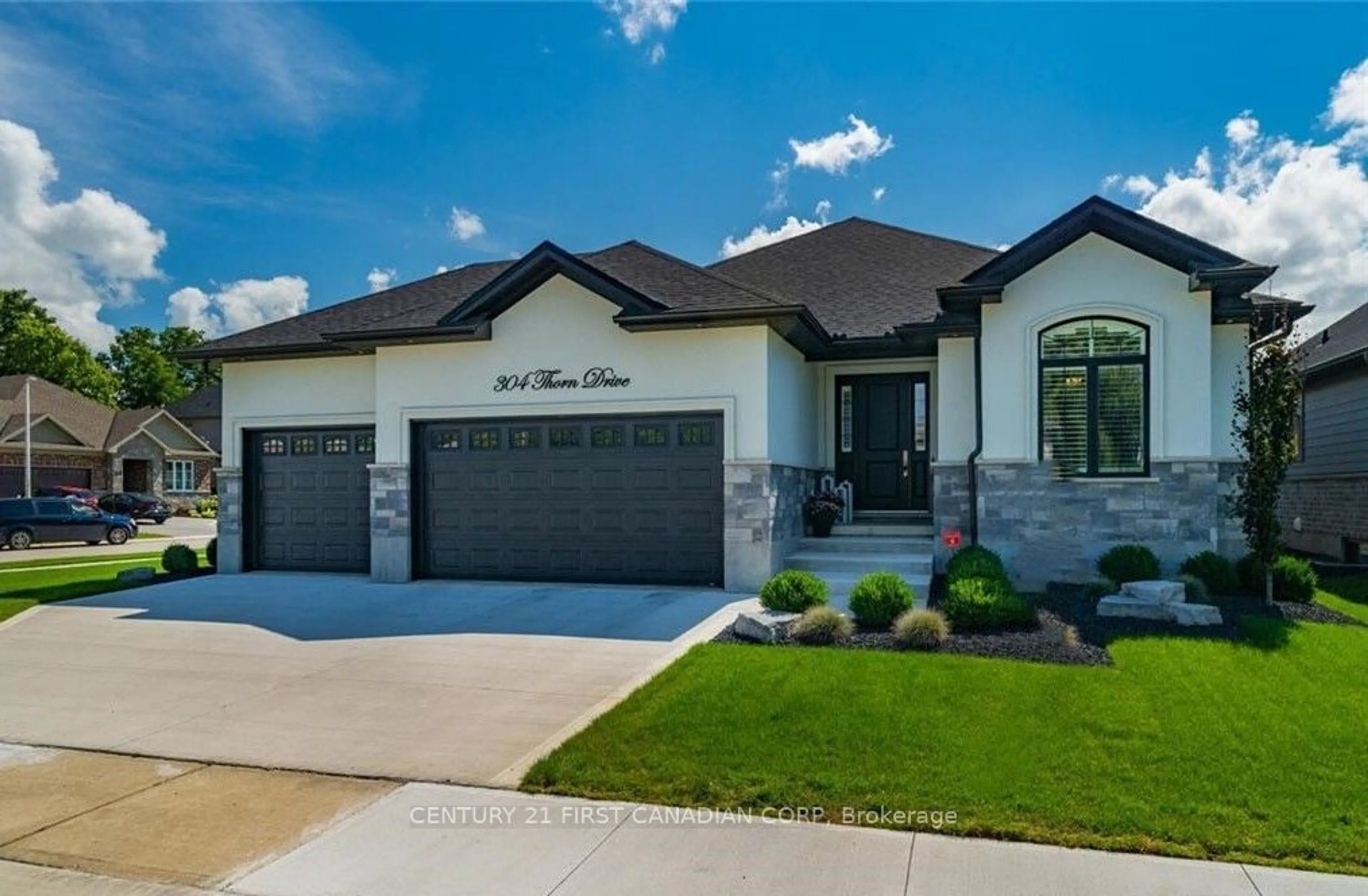 Frontside or backside of a home, the street view for 304 THORN Dr, Strathroy-Caradoc Ontario N7G 4E1