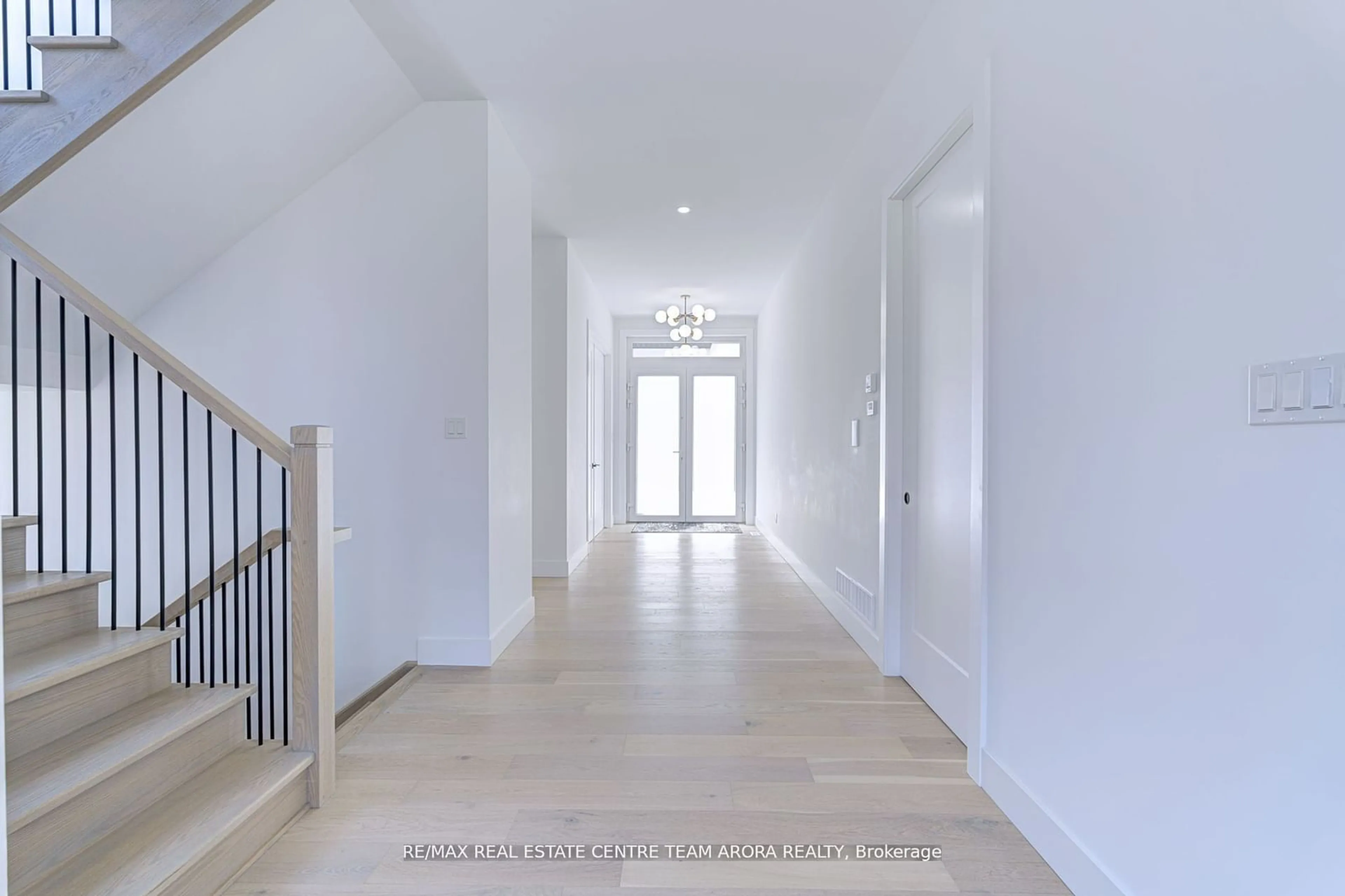 Indoor foyer, wood floors for 3496 Grand Oak Crossing, London Ontario N6P 0G7