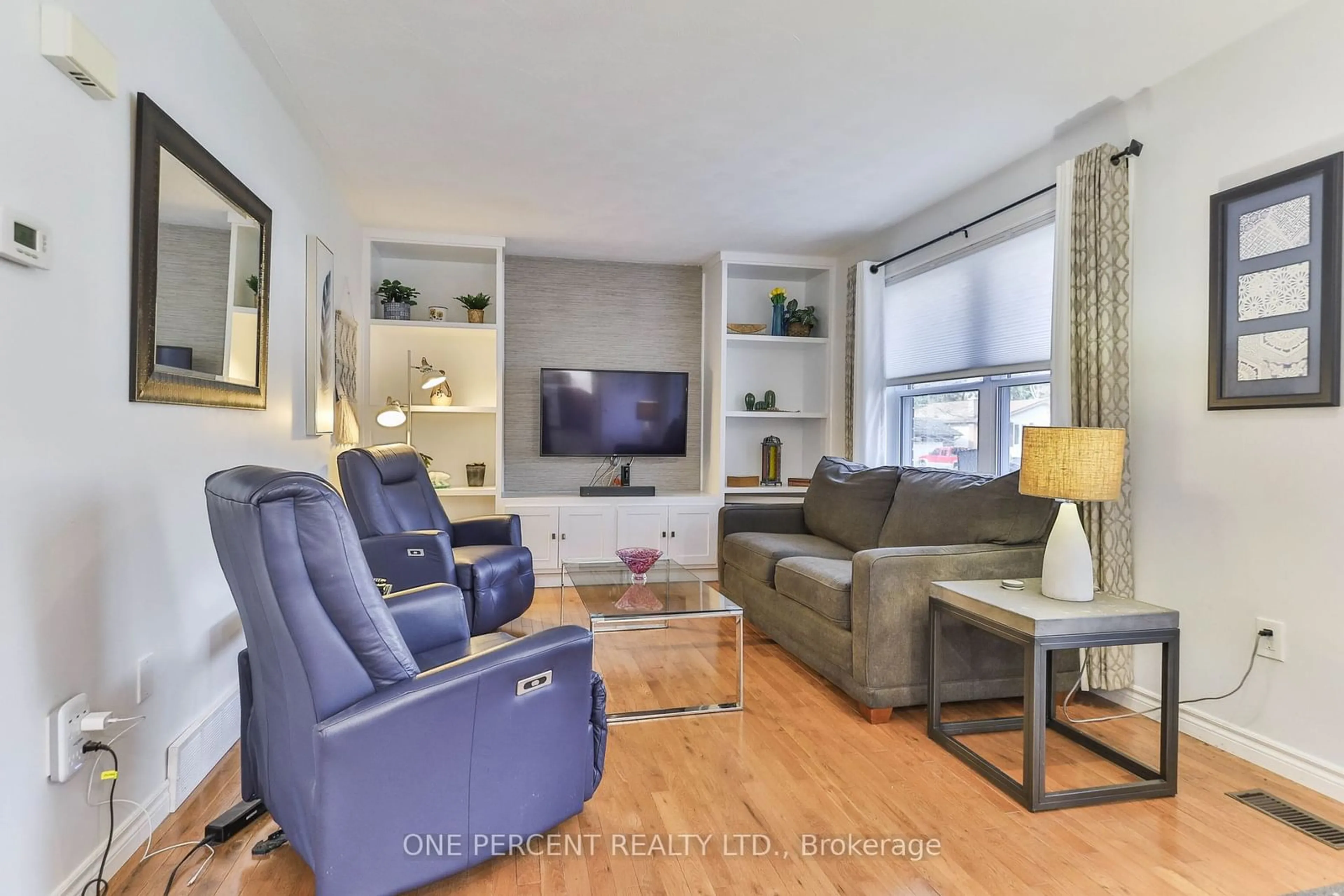 Living room, wood floors for 71 Lee Ave, Norfolk Ontario N3Y 5B8