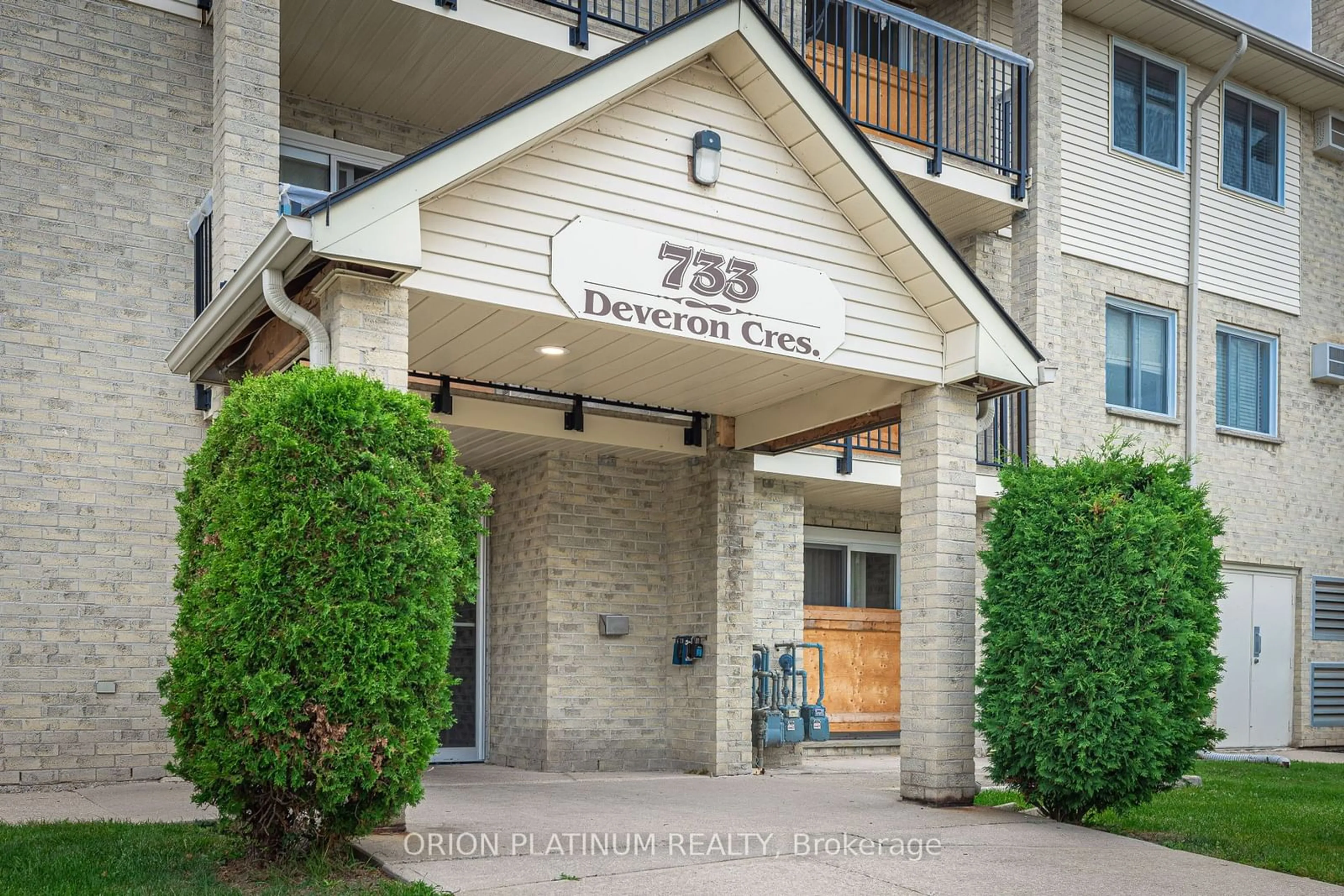 Indoor foyer for 733 Deveron Cres #303, London Ontario N5Z 4X7