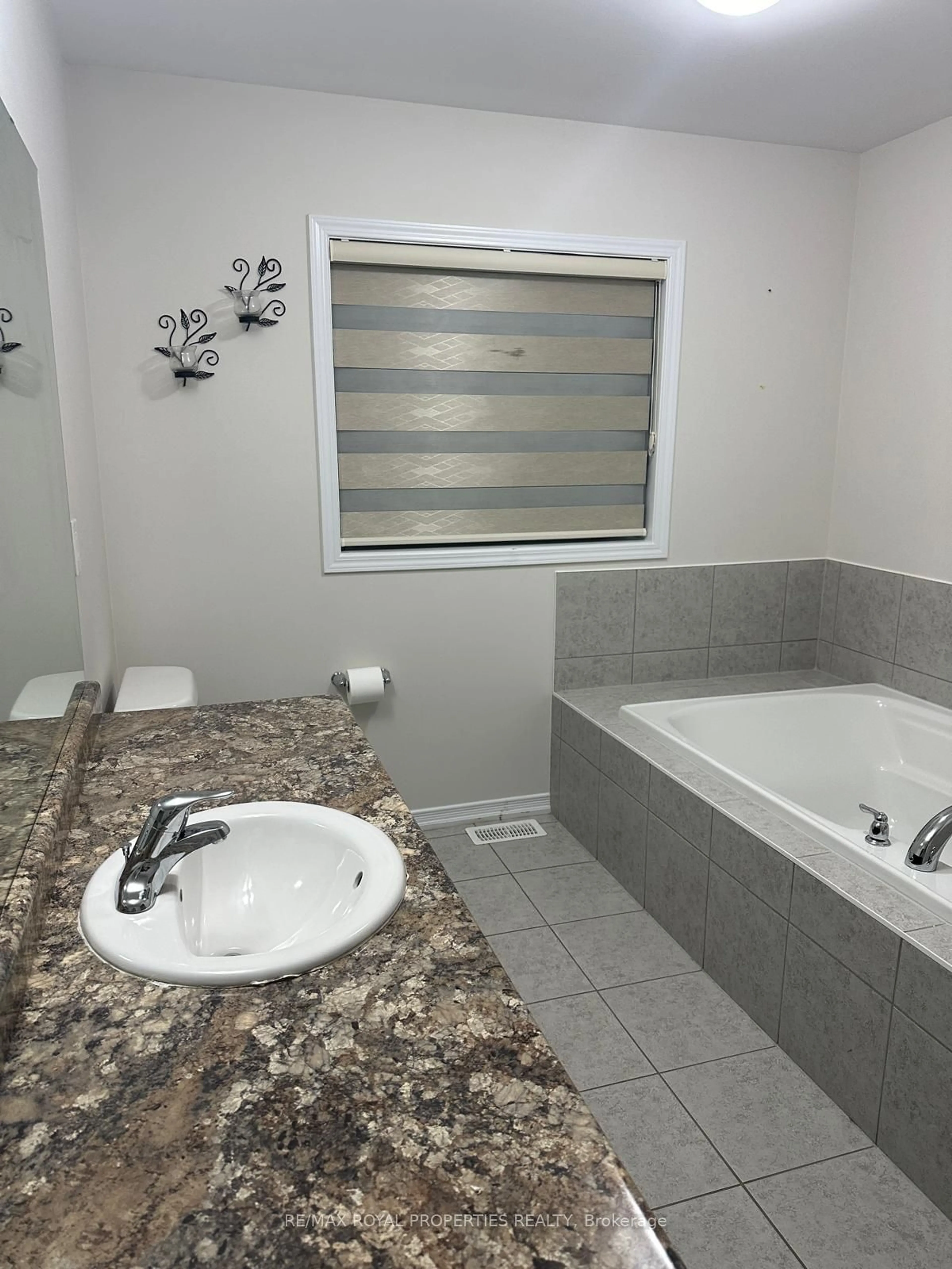 Bathroom, ceramic floors for 15 Seanesy Dr, Thorold Ontario L3B 0G5