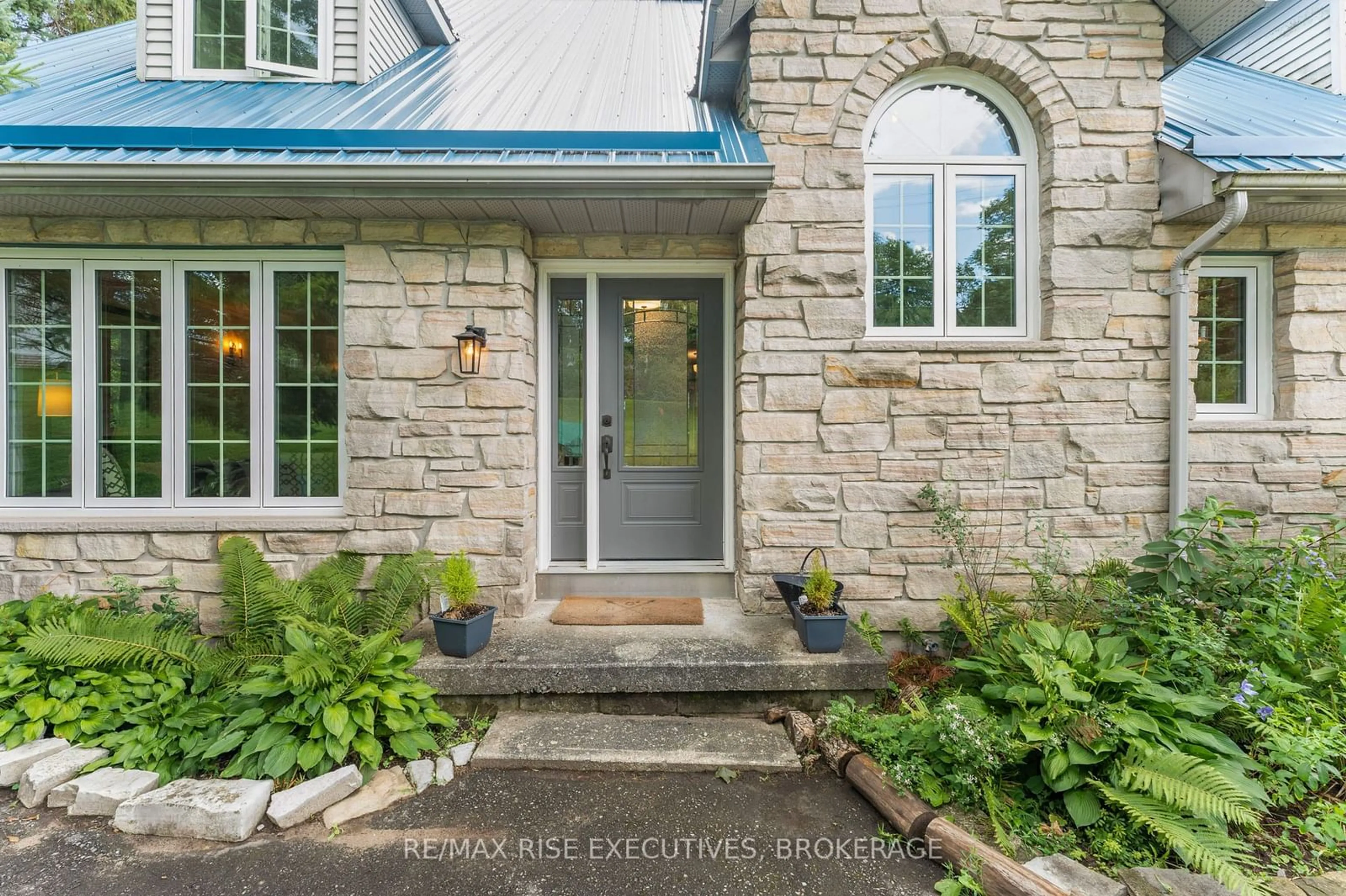 Indoor entryway, wood floors for 1946 CORDUKES Rd, Kingston Ontario K7L 4V4