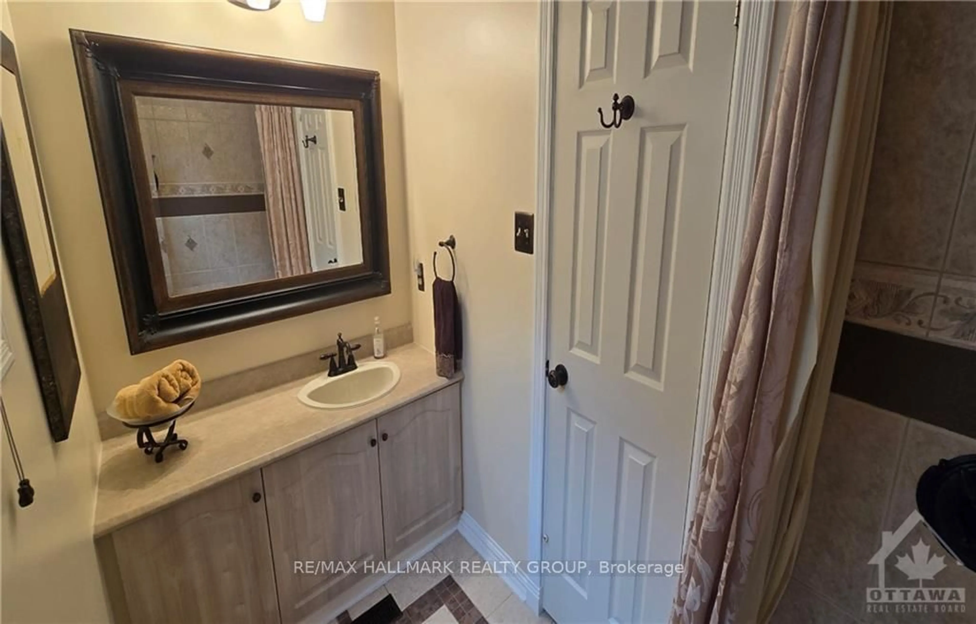 Standard bathroom, ceramic/tile floor for 1627 CHAMPNEUF Dr, Orleans - Convent Glen and Area Ontario K1C 6C1