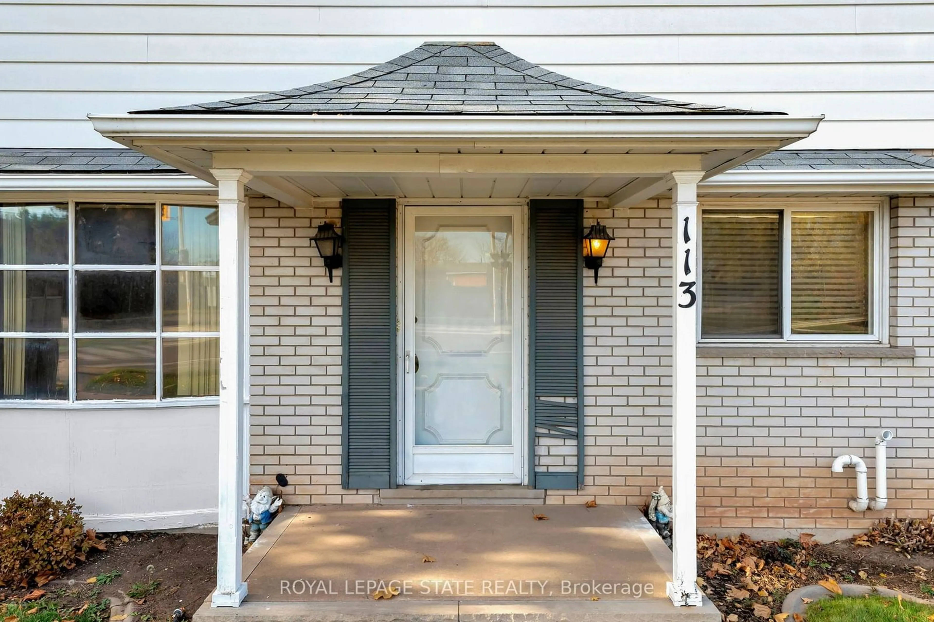 Indoor entryway, wood floors for 113 Green Rd, Hamilton Ontario L8G 3W9