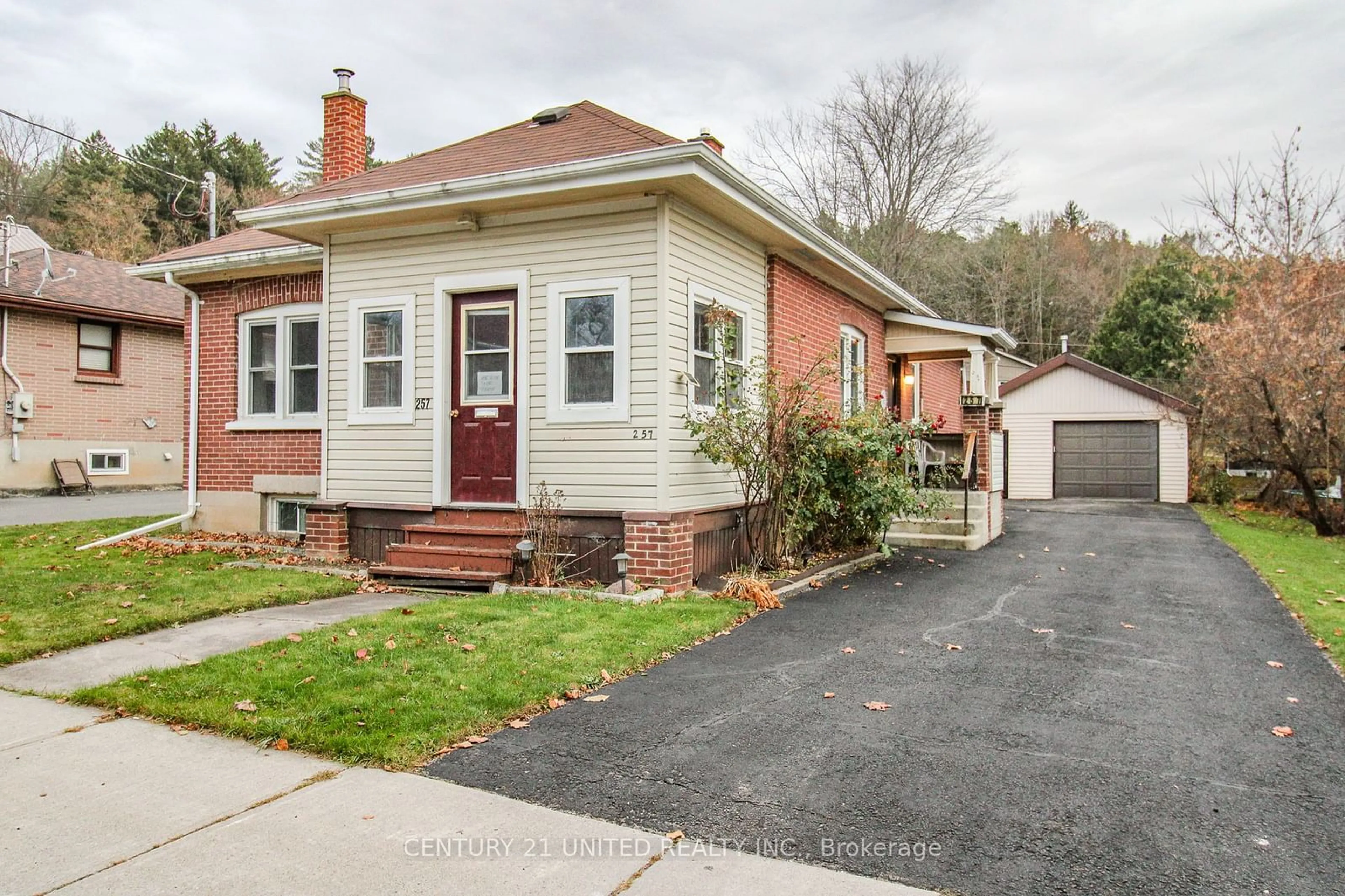 Frontside or backside of a home, cottage for 257 Carlisle Ave, Peterborough Ontario K9H 1J7