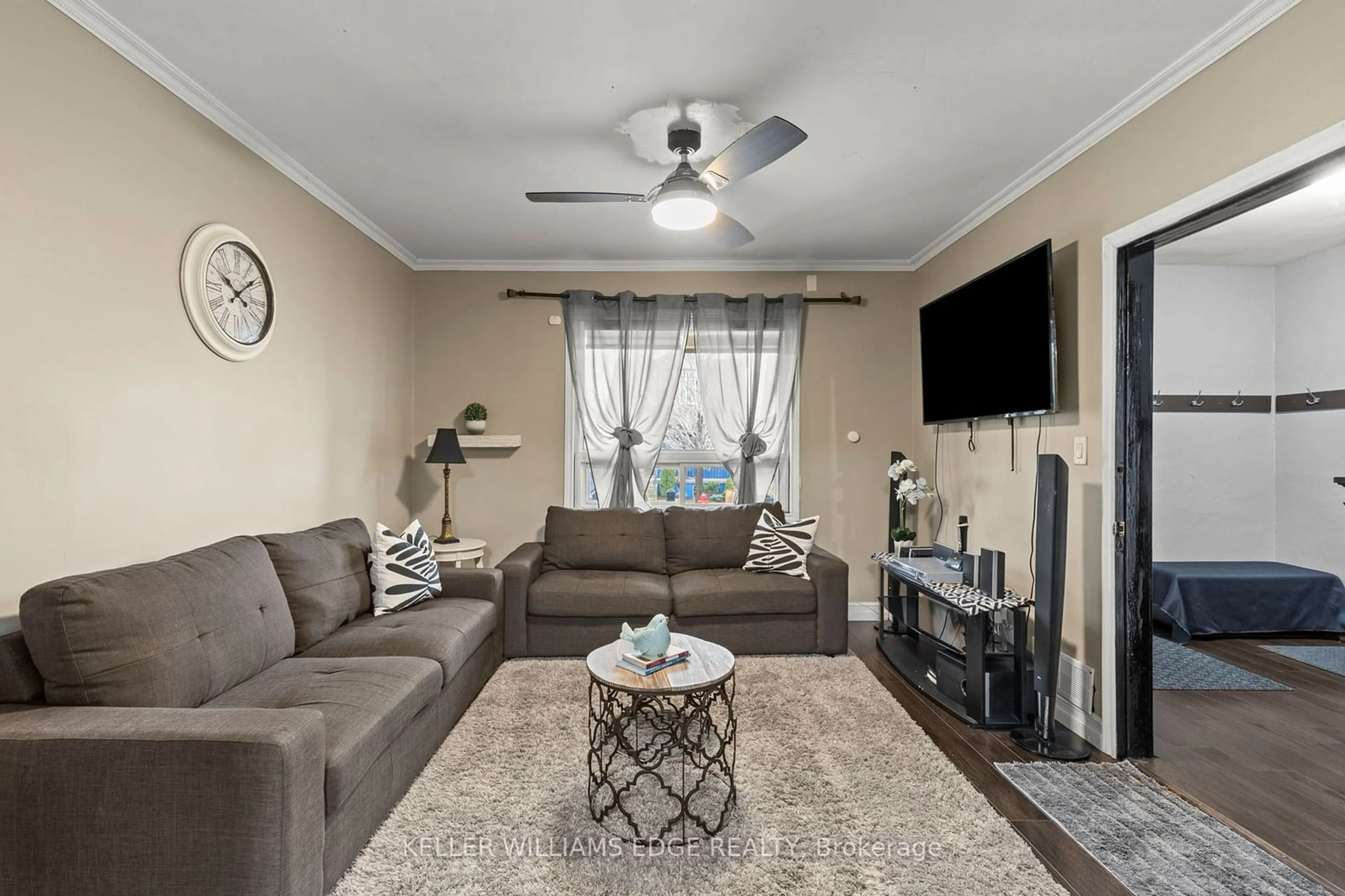 Living room, carpet floors for 47 Dalkeith Ave, Hamilton Ontario L8L 3J3