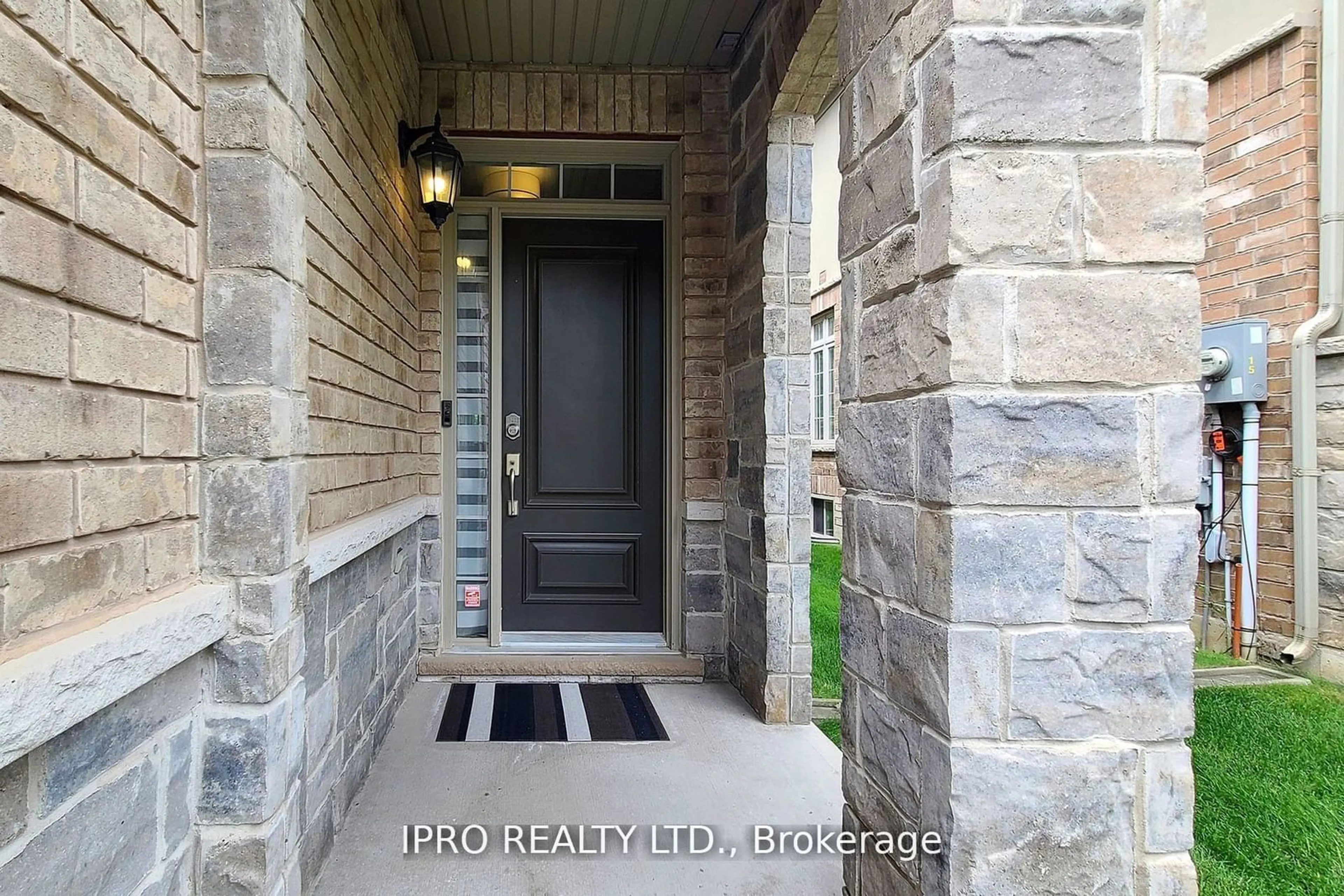 Indoor entryway, wood floors for 80 Oakhaven Pl, Hamilton Ontario L9K 0B6