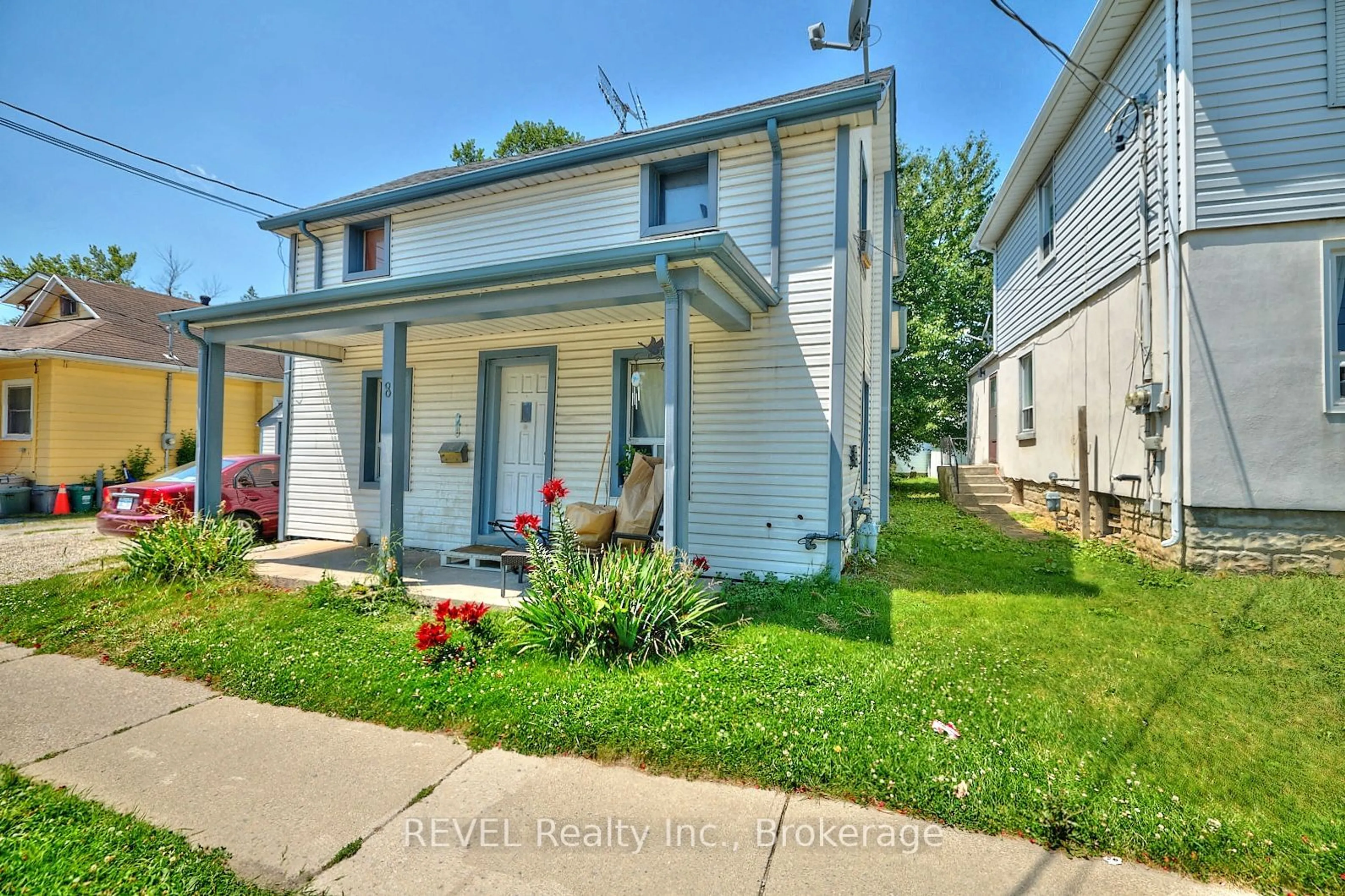 A pic from exterior of the house or condo, the street view for 8 PELHAM Rd, St. Catharines Ontario L2S 1P9