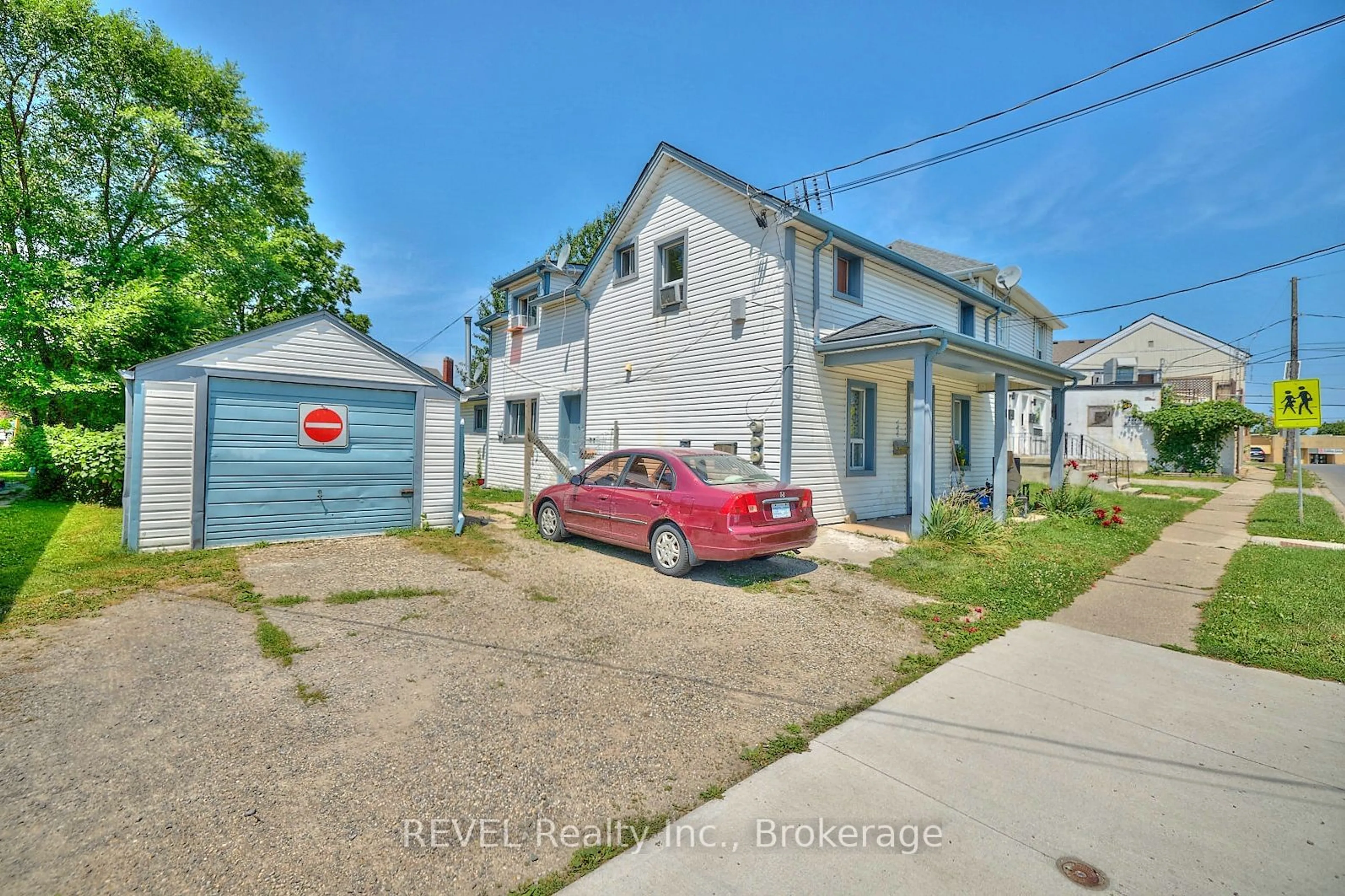 A pic from exterior of the house or condo, the street view for 8 PELHAM Rd, St. Catharines Ontario L2S 1P9