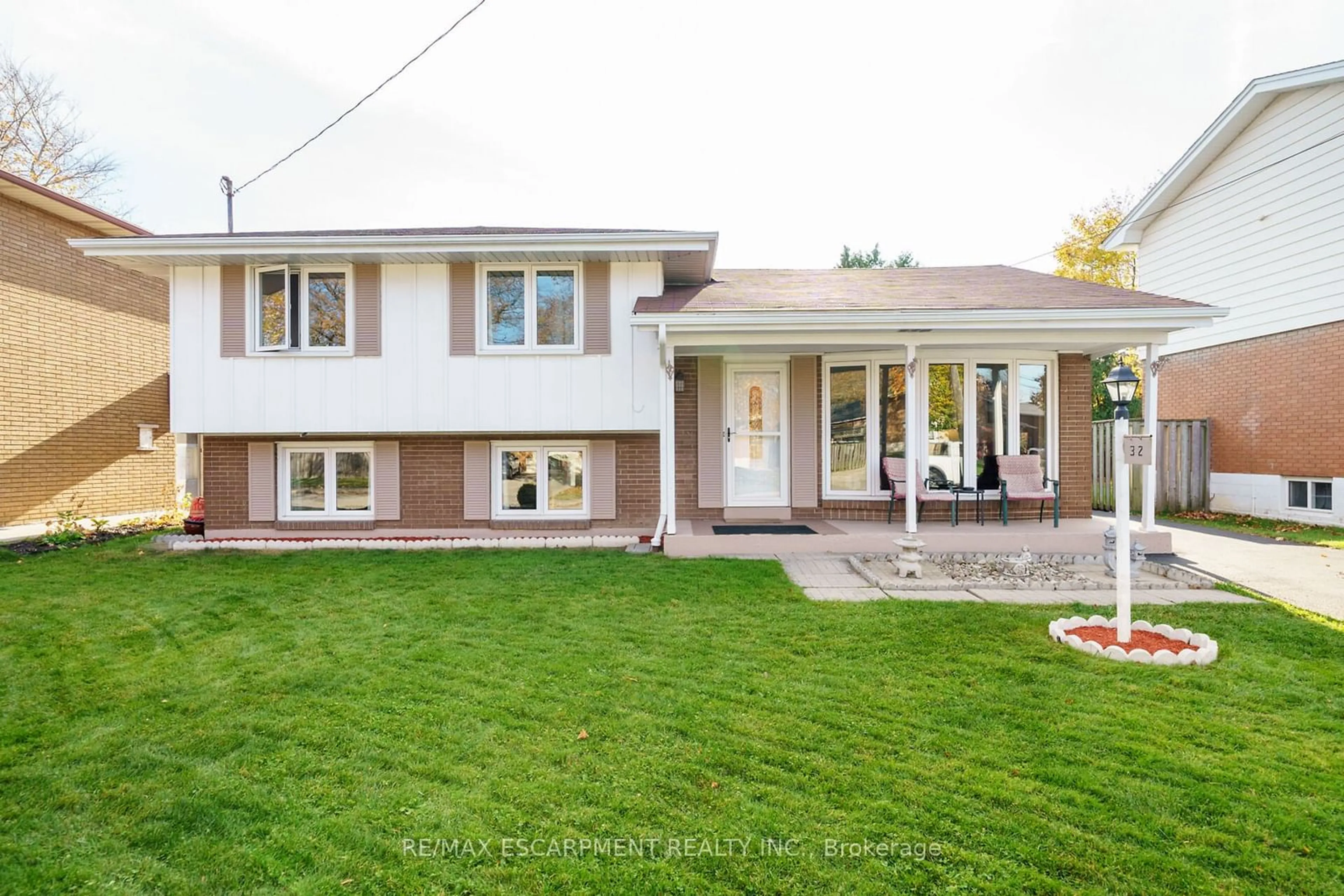 Frontside or backside of a home, the street view for 32 Morningside Dr, Hamilton Ontario L8T 1P7