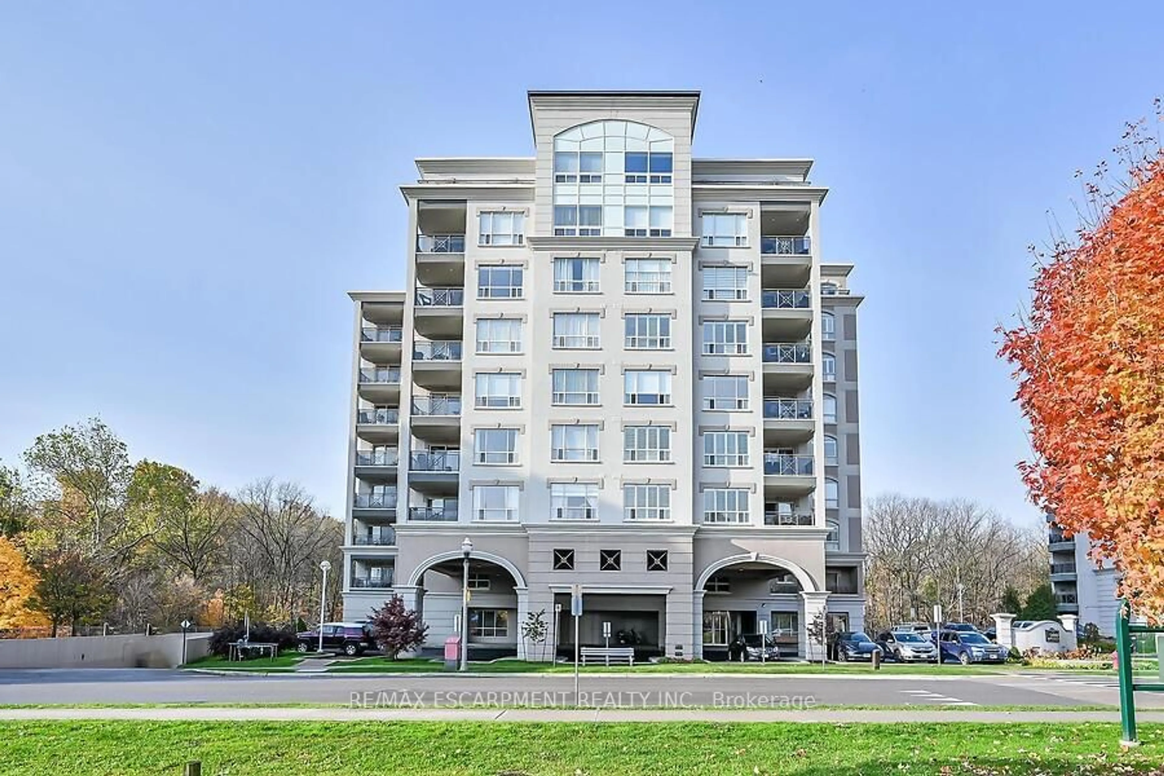 A pic from exterior of the house or condo, the front or back of building for 3000 Creekside Dr #601, Hamilton Ontario L9H 7S8