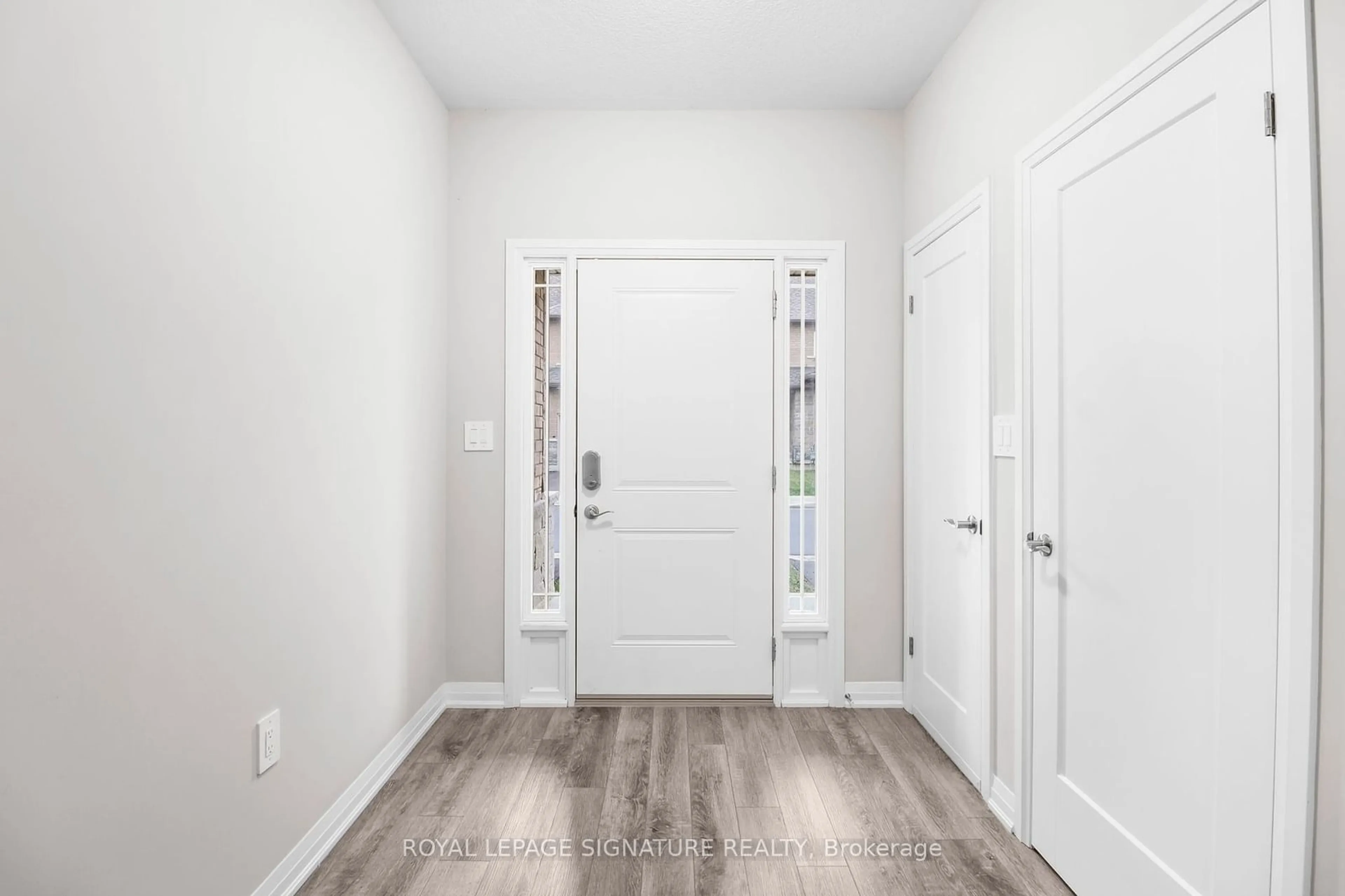 Indoor entryway, wood floors for 17 Laguna Village Cres, Hamilton Ontario L8M 3M7