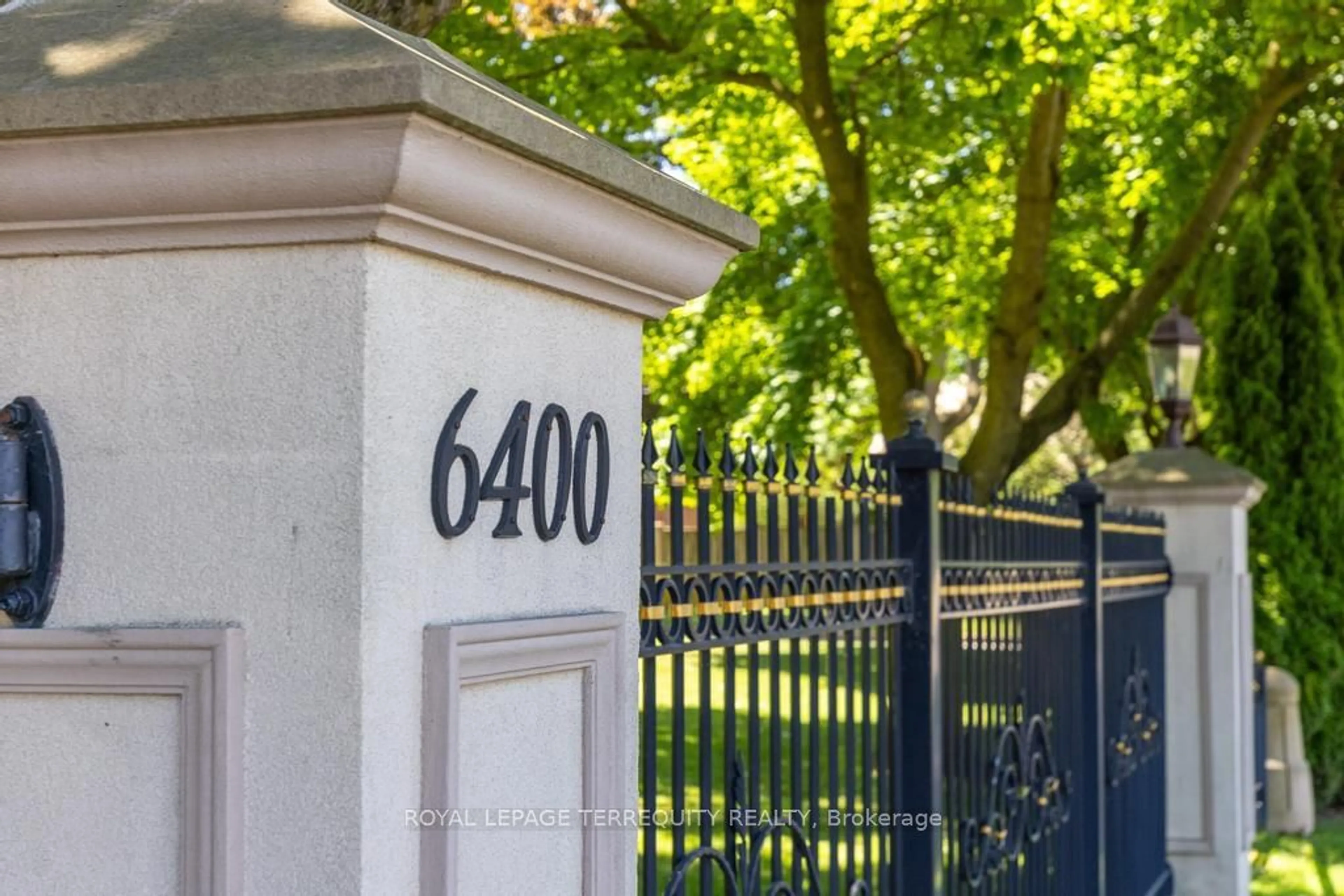 A pic from exterior of the house or condo, the front or back of building for 6400 Huggins St #908, Niagara Falls Ontario L2J 3G5